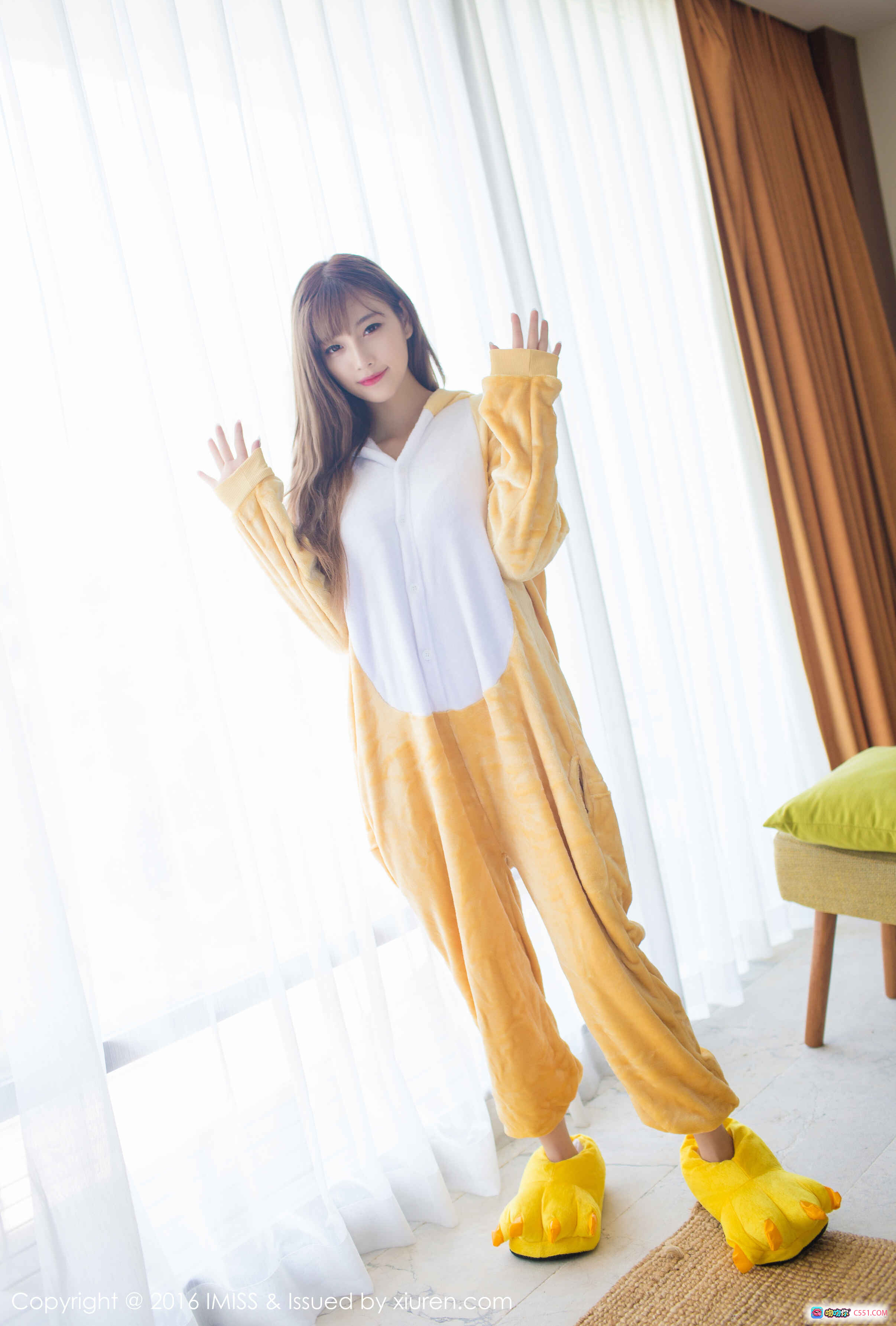 图片[9] - 糖心CC身穿黄色绒毛睡衣露肩性感写真，居家床边温柔凝视，IMiss爱蜜社2016精选私房美图 - 就要吻