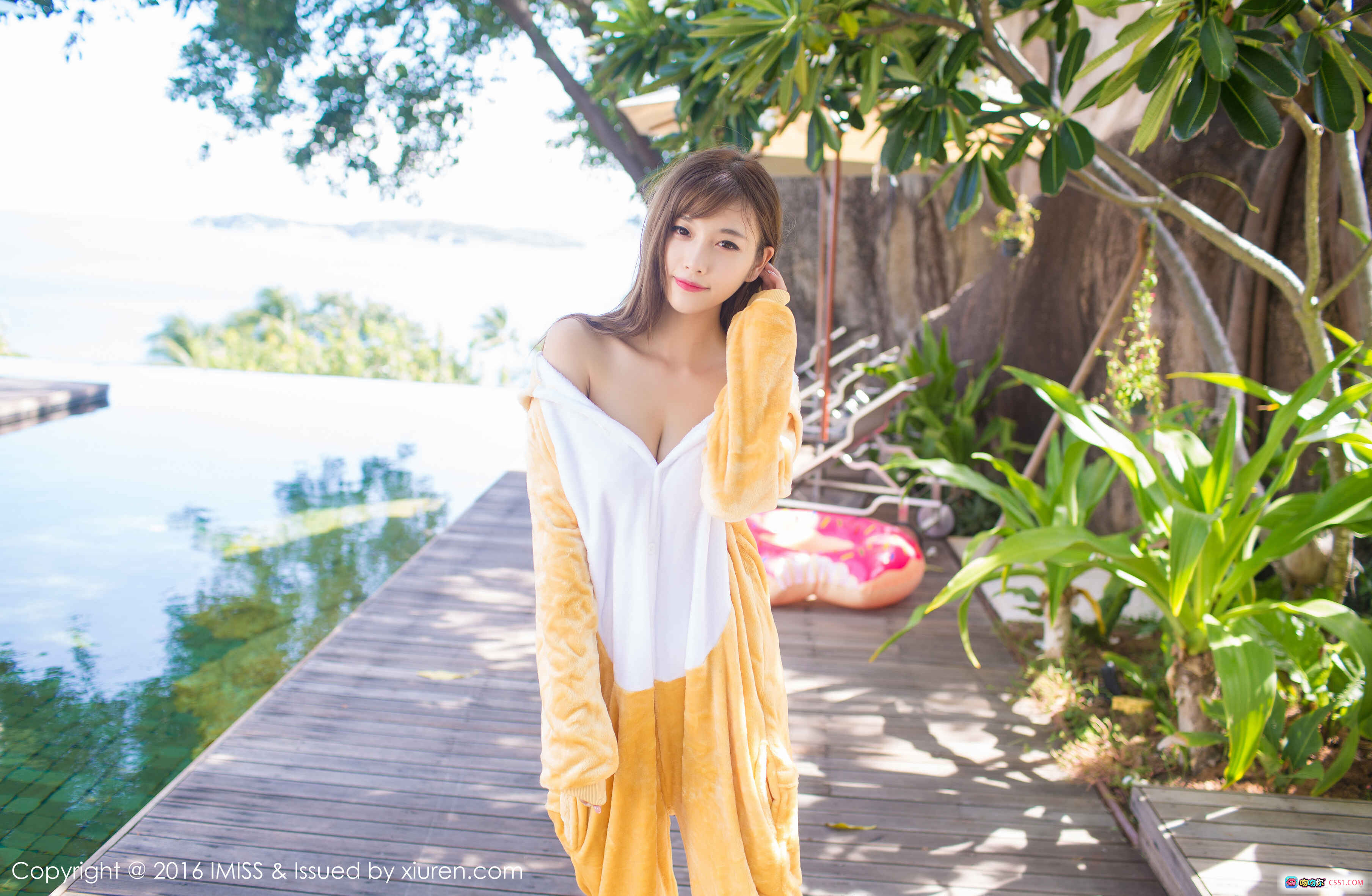 图片[7] - 糖心CC身穿黄色绒毛睡衣露肩性感写真，居家床边温柔凝视，IMiss爱蜜社2016精选私房美图 - 就要吻