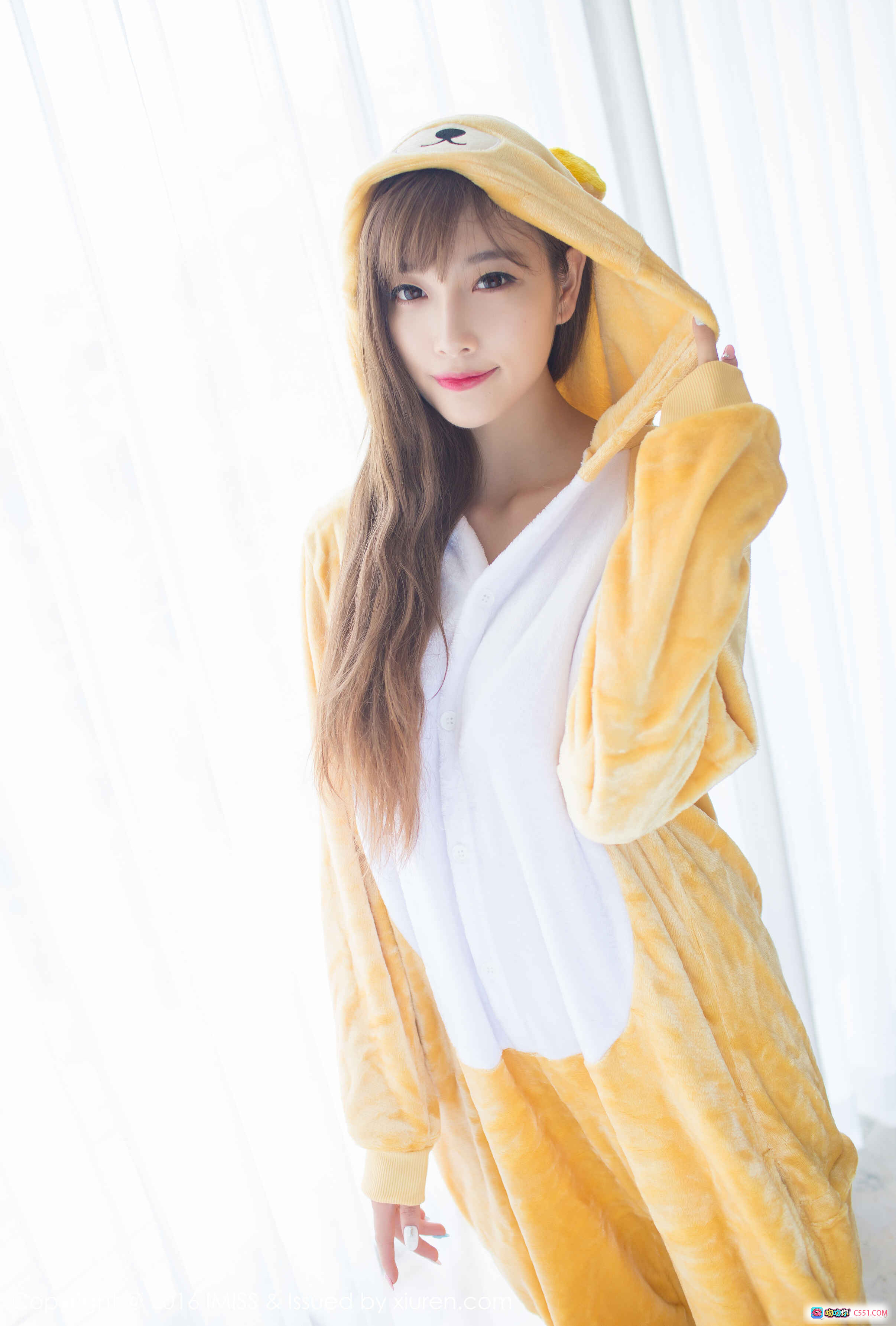 图片[6] - 糖心CC身穿黄色绒毛睡衣露肩性感写真，居家床边温柔凝视，IMiss爱蜜社2016精选私房美图 - 就要吻