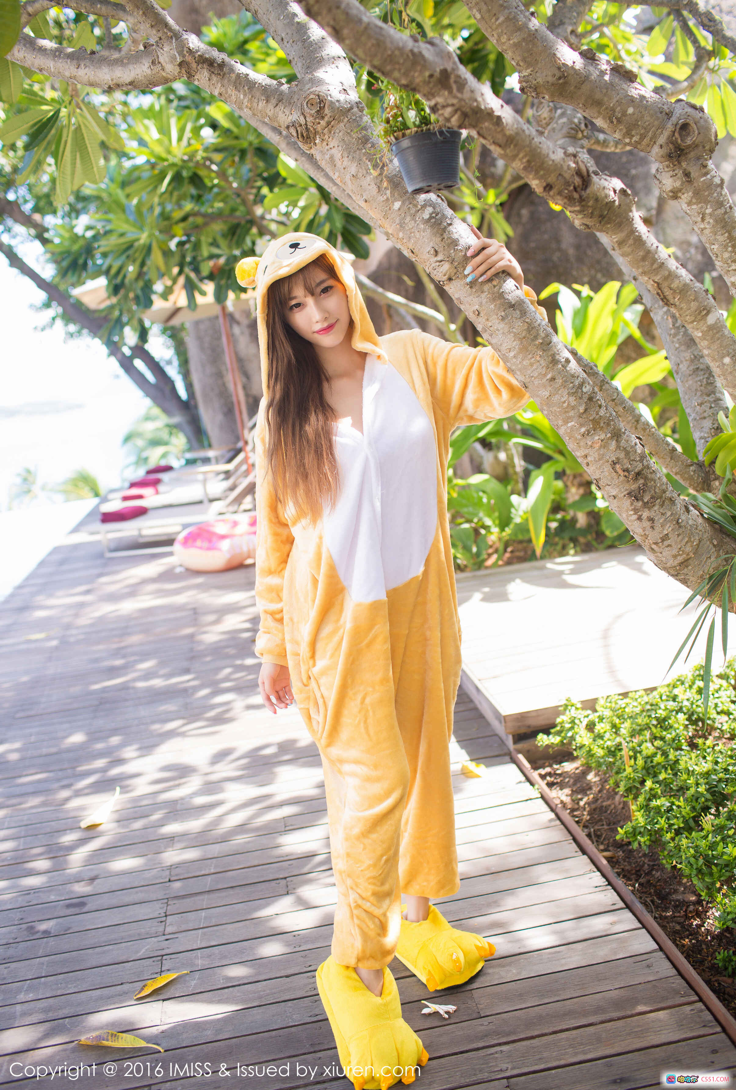 图片[2] - 糖心CC身穿黄色绒毛睡衣露肩性感写真，居家床边温柔凝视，IMiss爱蜜社2016精选私房美图 - 就要吻