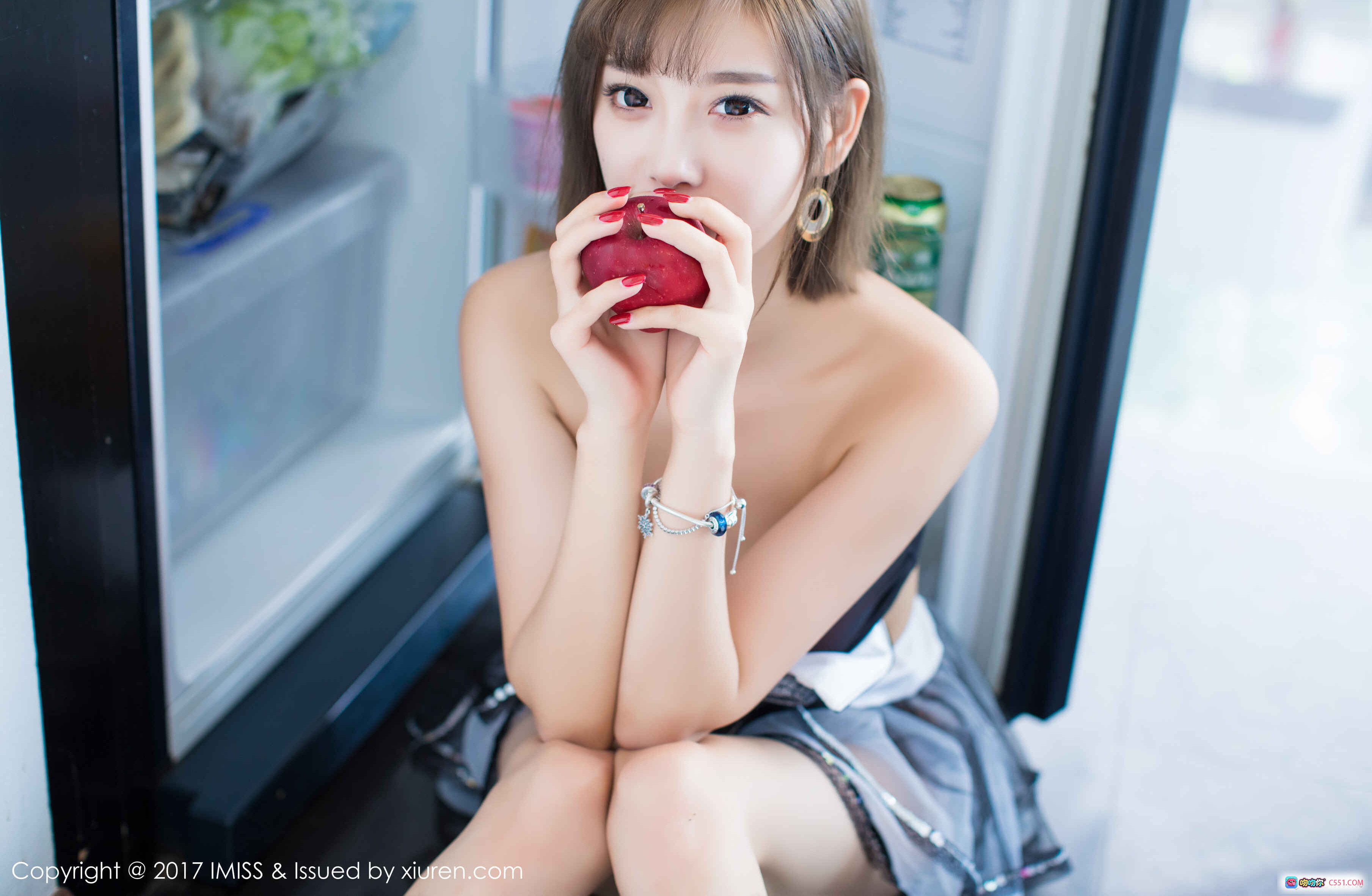 图片[4] - 杨晨晨Sugar泳池写真｜粉色比基尼+甜甜圈浮床｜IMiss爱蜜社2017精选美拍 - 就要吻