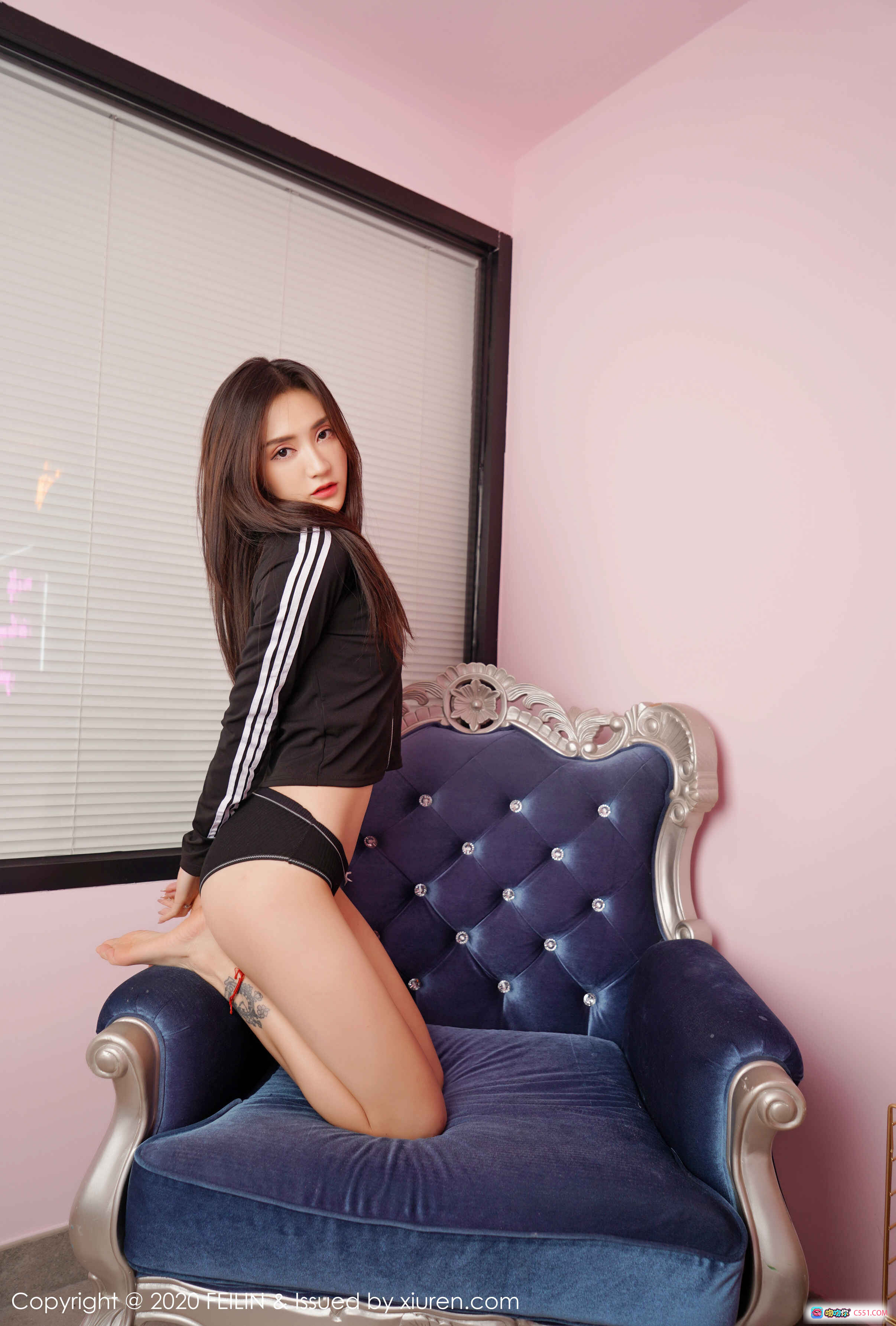 图片[9] - 黑衣长发美女粉色房间蓝沙发写真 – FEILIN 2020 Vol.228 刀妹高清图集 - 就要吻