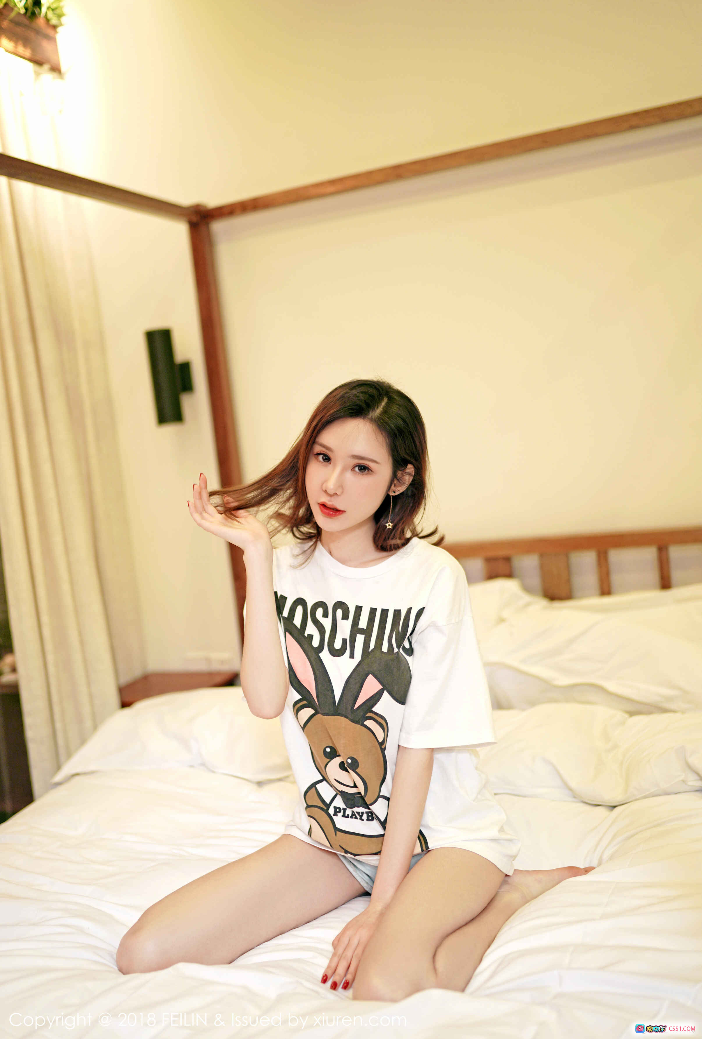 图片[10] - 萌琪琪Irene黑白写真：沙发慵懒躺姿、白色吊带牛仔短裤、自然微笑、室内家居风、FEILIN 2018 VOL.133 - 就要吻