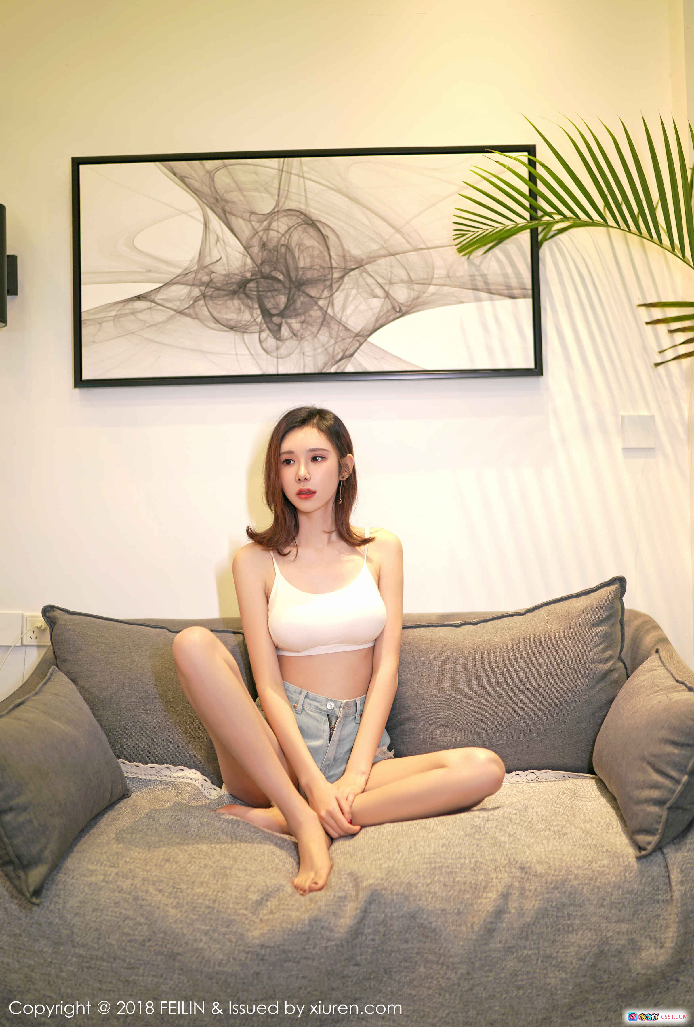 图片[6] - 萌琪琪Irene黑白写真：沙发慵懒躺姿、白色吊带牛仔短裤、自然微笑、室内家居风、FEILIN 2018 VOL.133 - 就要吻