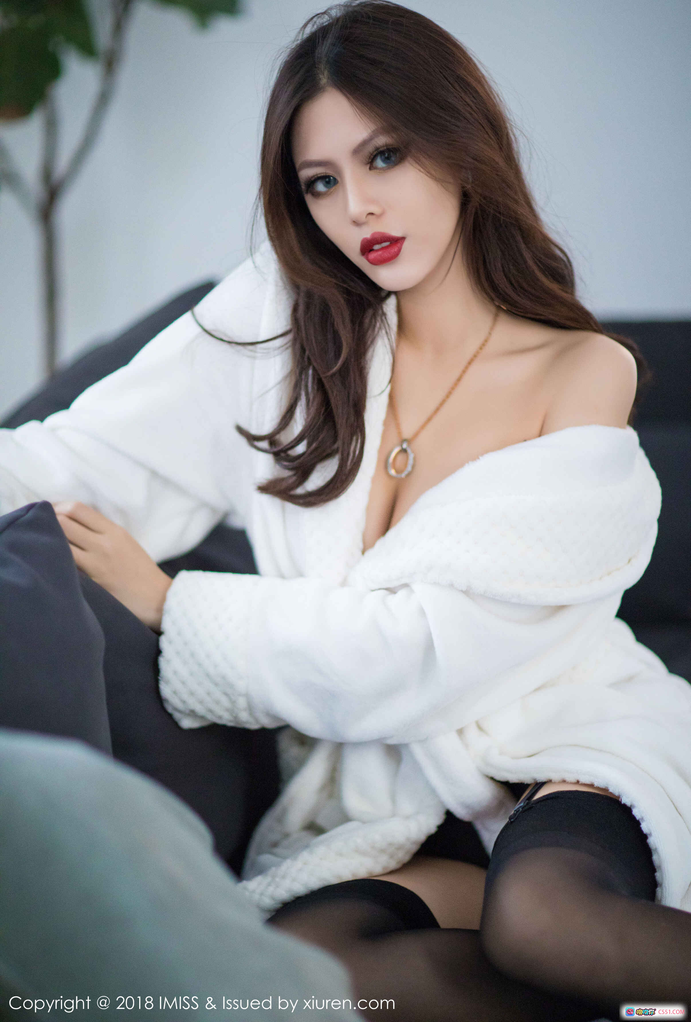 图片[5] - 若彤boomboom性感写真 | IMiss爱蜜社2018 VOL.231 | 白色毛绒浴袍+红唇妆容+精致珠宝搭配 | 优雅迷人私房美拍 - 就要吻