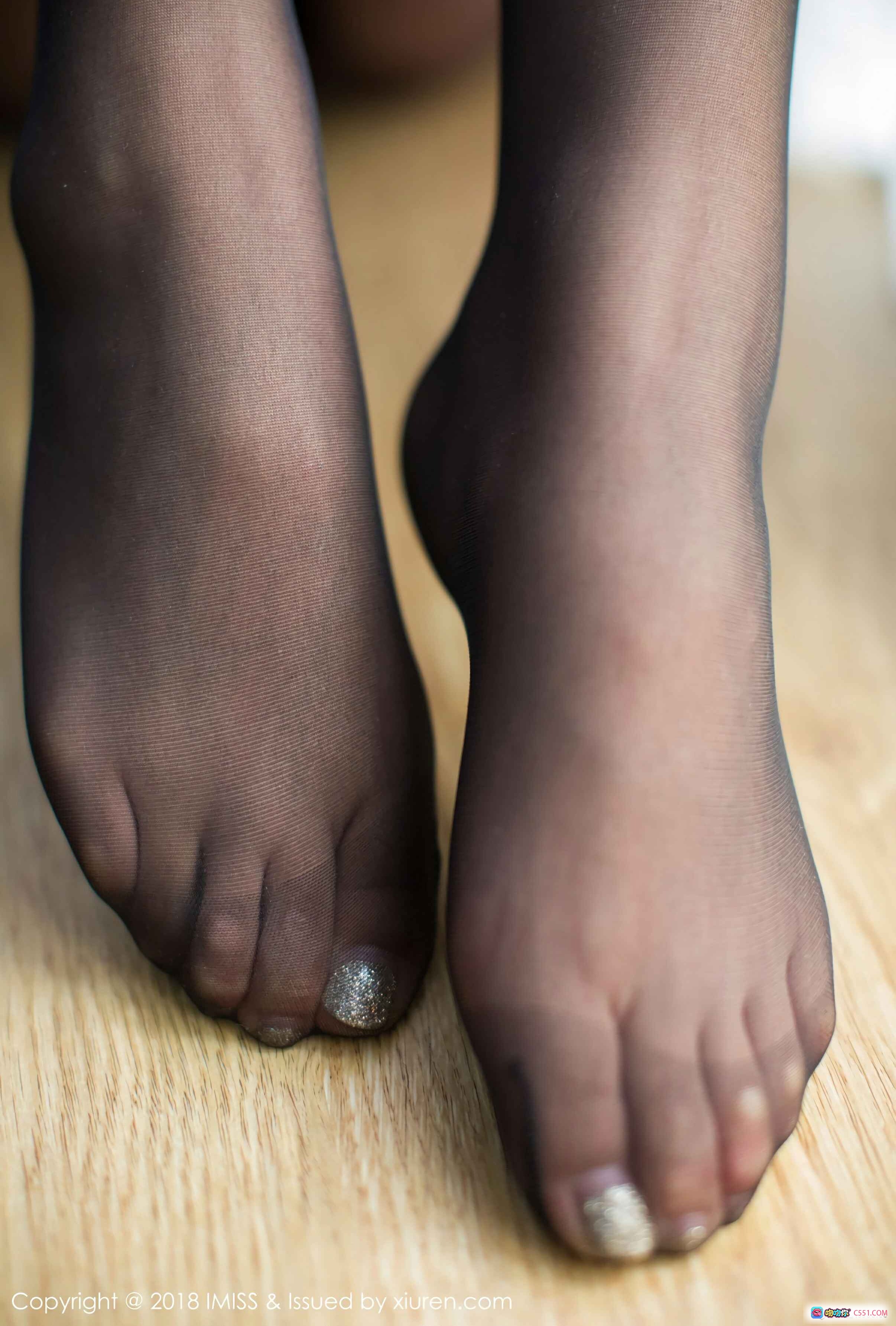 图片[10] - 尹菲黑丝美腿性感写真 – 白色露肩上衣搭配黑色短裤床上私房照 – IMiss爱蜜社2018 VOL.245高清图集 - 就要吻