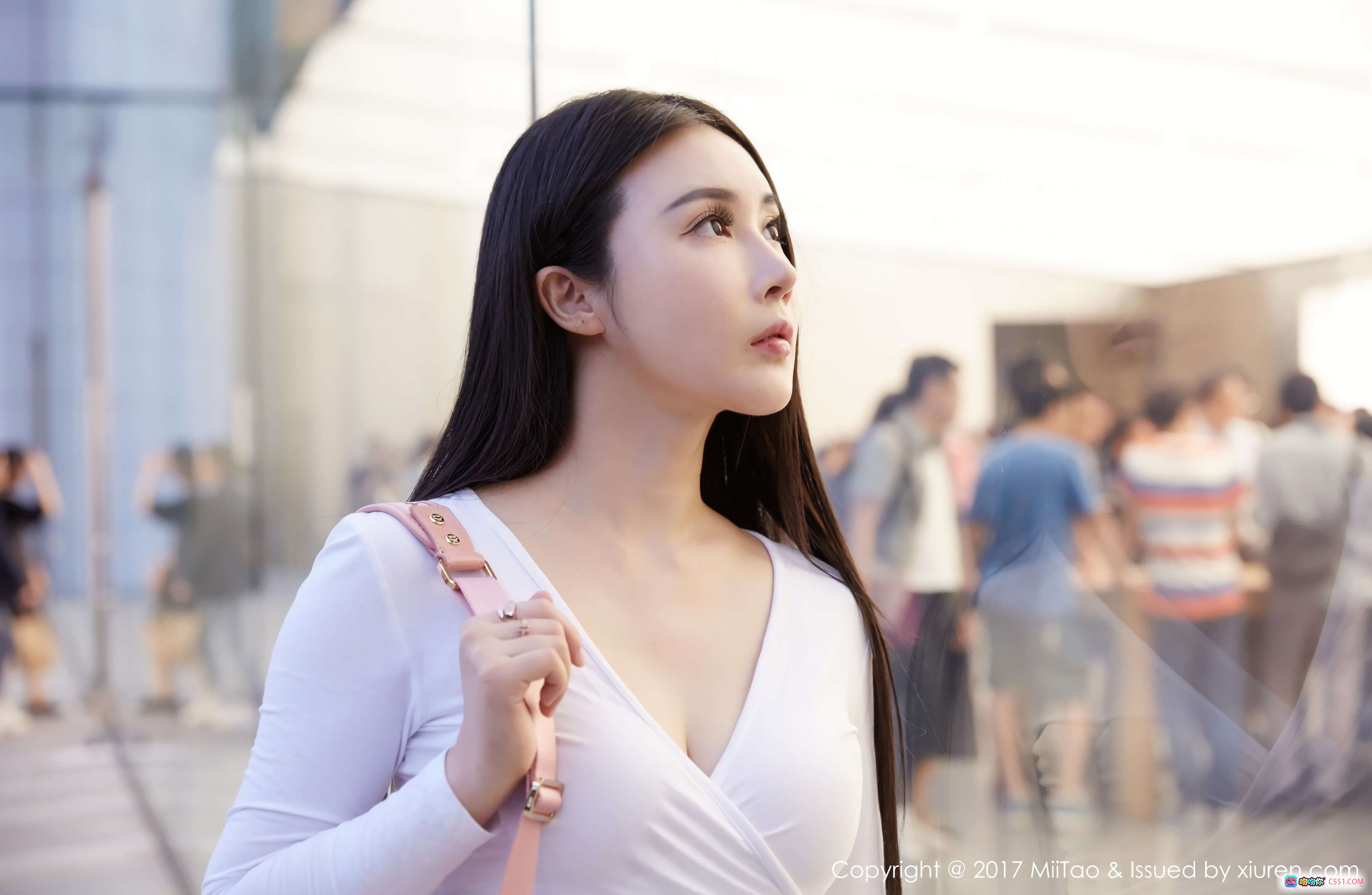 图片[4] - 萱萱Cecilia白衫牛仔街拍写真 | MiiTao蜜桃社2017Vol.084高清美图 - 就要吻