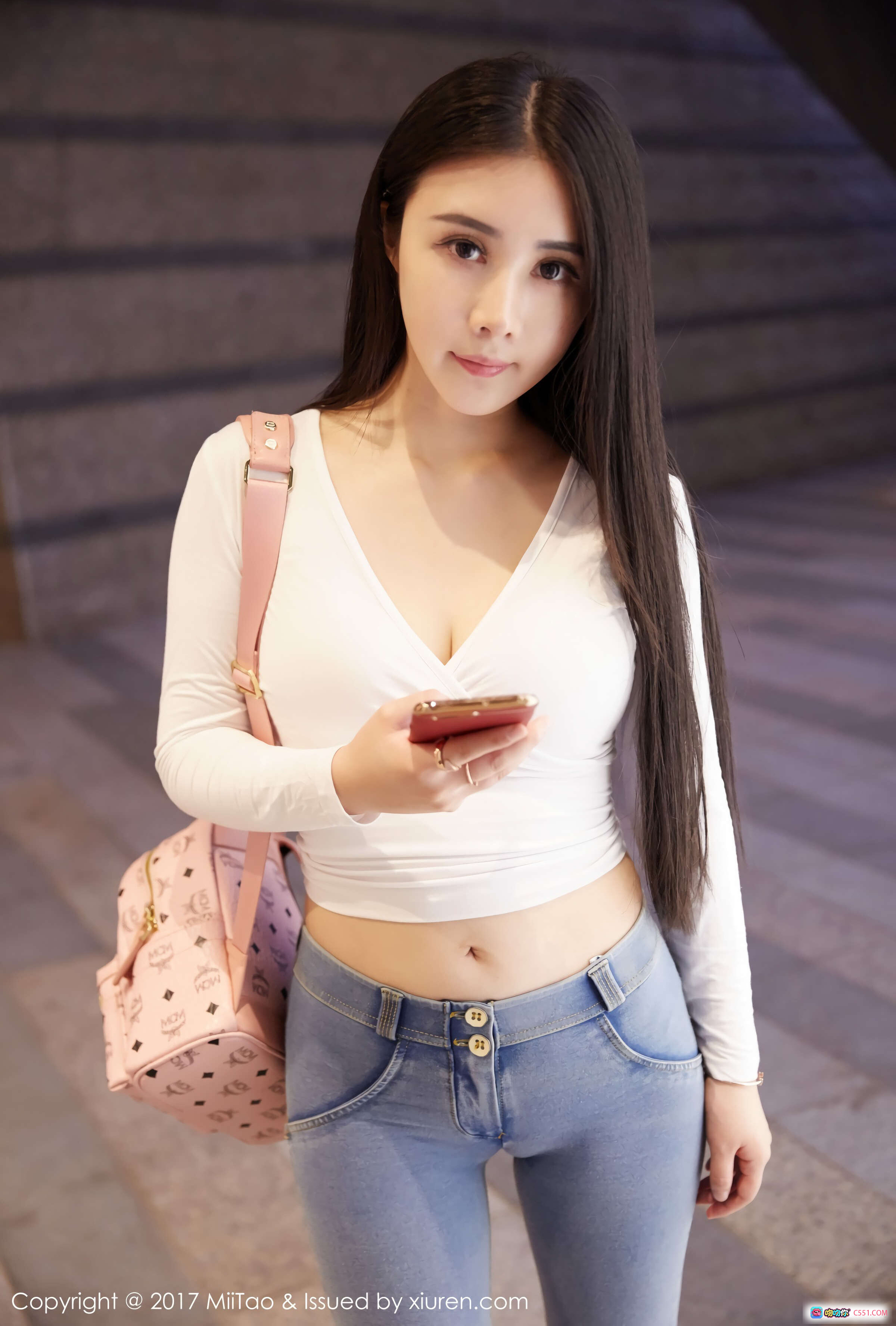 图片[2] - 萱萱Cecilia白衫牛仔街拍写真 | MiiTao蜜桃社2017Vol.084高清美图 - 就要吻