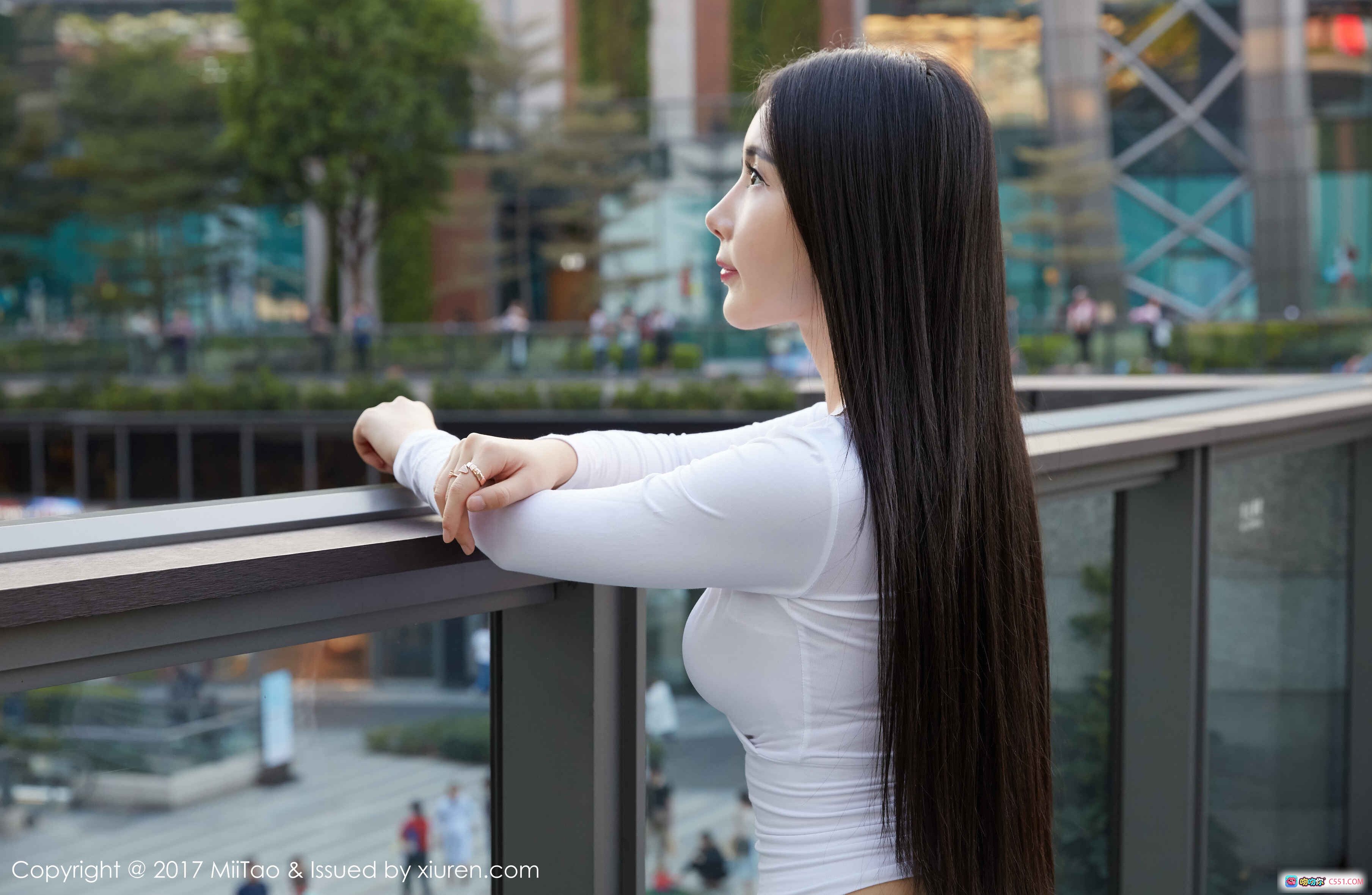 图片[7] - 萱萱Cecilia白衫牛仔裤阳台侧颜长发写真 | MiiTao蜜桃社2017 Vol.084高清美图 - 就要吻