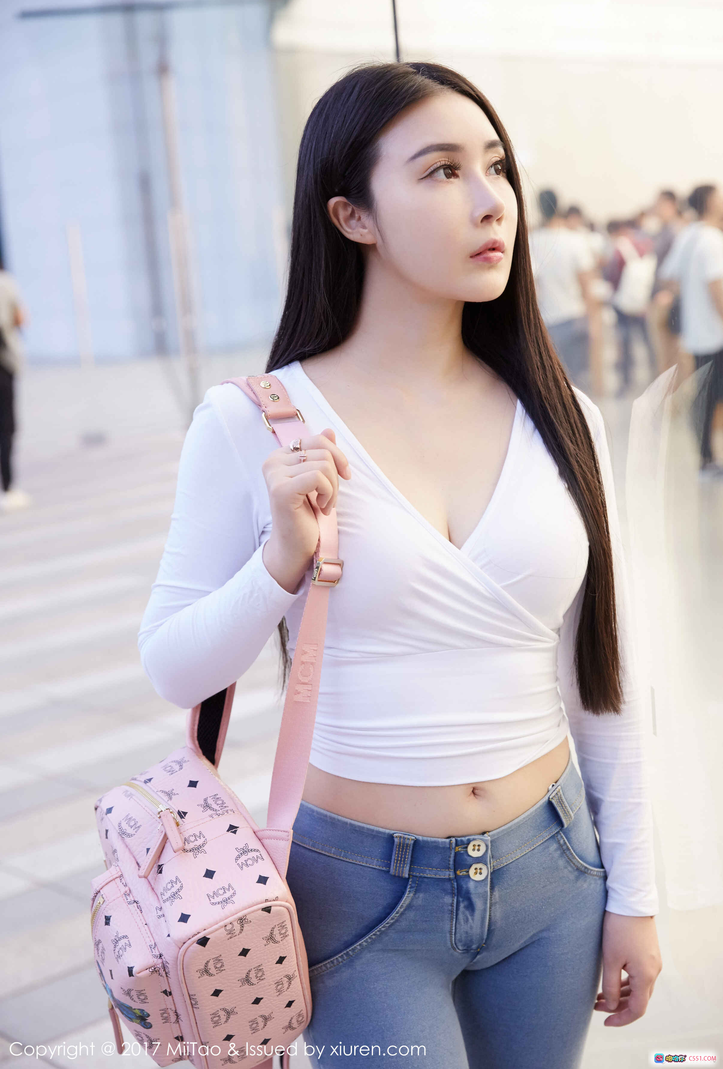 图片[3] - 萱萱Cecilia白衫牛仔裤阳台侧颜长发写真 | MiiTao蜜桃社2017 Vol.084高清美图 - 就要吻