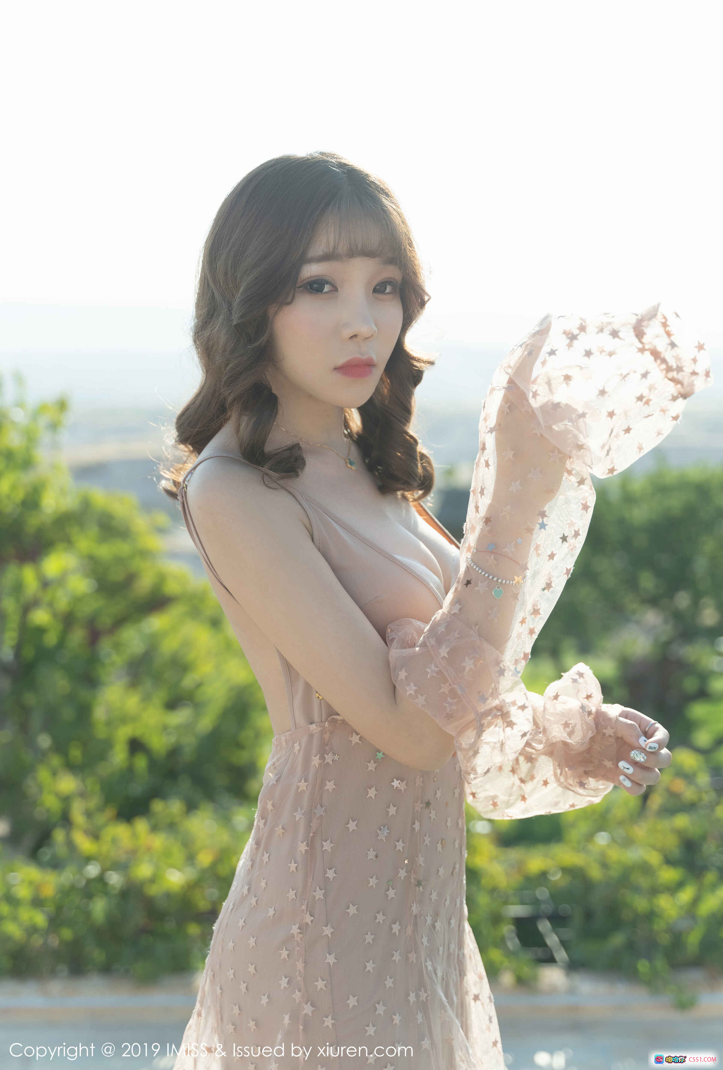 图片[10] - 芝芝Booty性感写真 | IMISS爱蜜社2019.10.14 VOL.383 | 优雅浴室私房照 | 精致妆容长卷发 | 时尚吊带裙美腿诱惑 - 就要吻