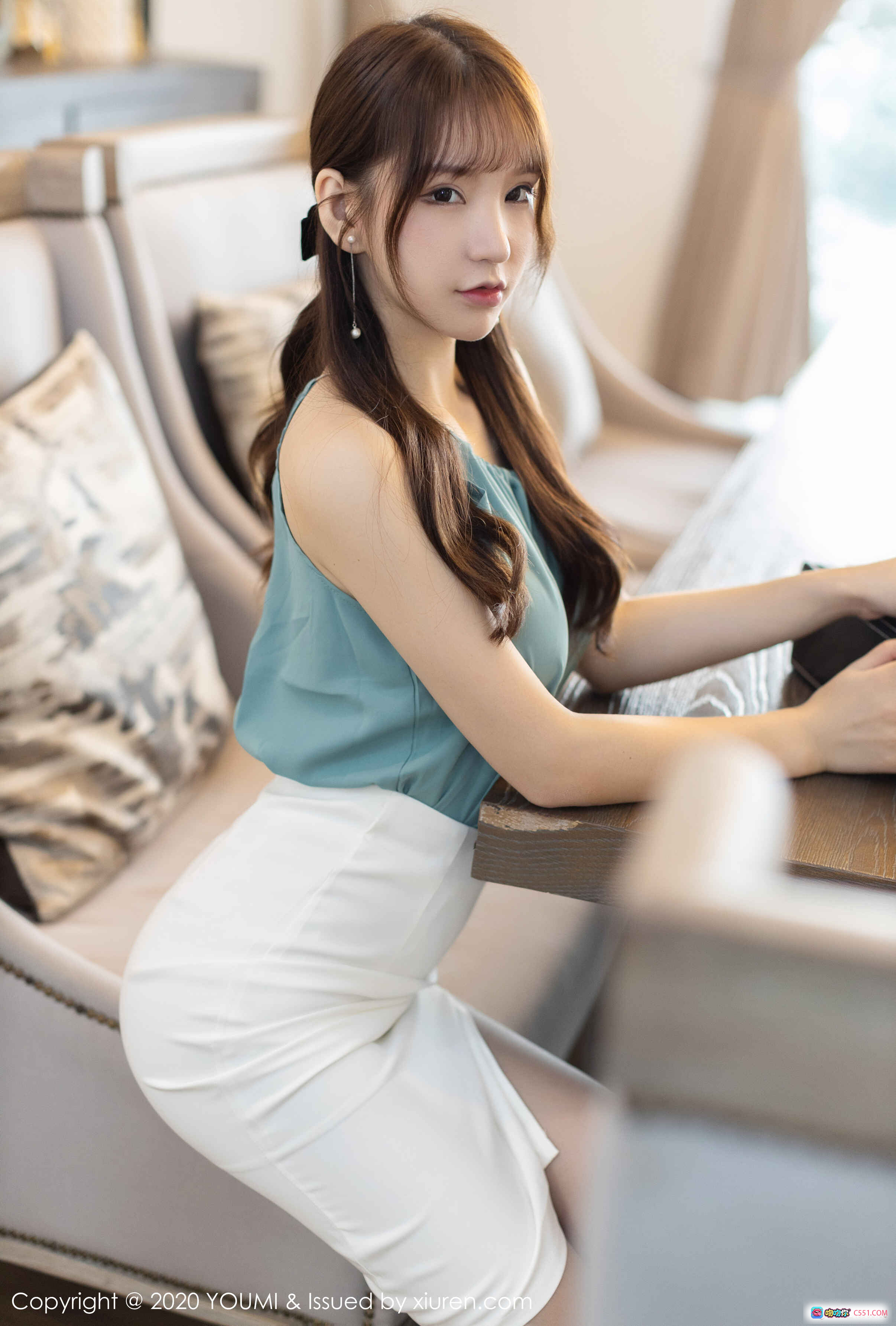 周于希Sandy优雅坐姿写真 | YouMi尤蜜荟2020.02.13 Vol.414 | 蓝色无袖上衣+白色包臀裙 | 温柔长发侧颜特写 - 就要吻