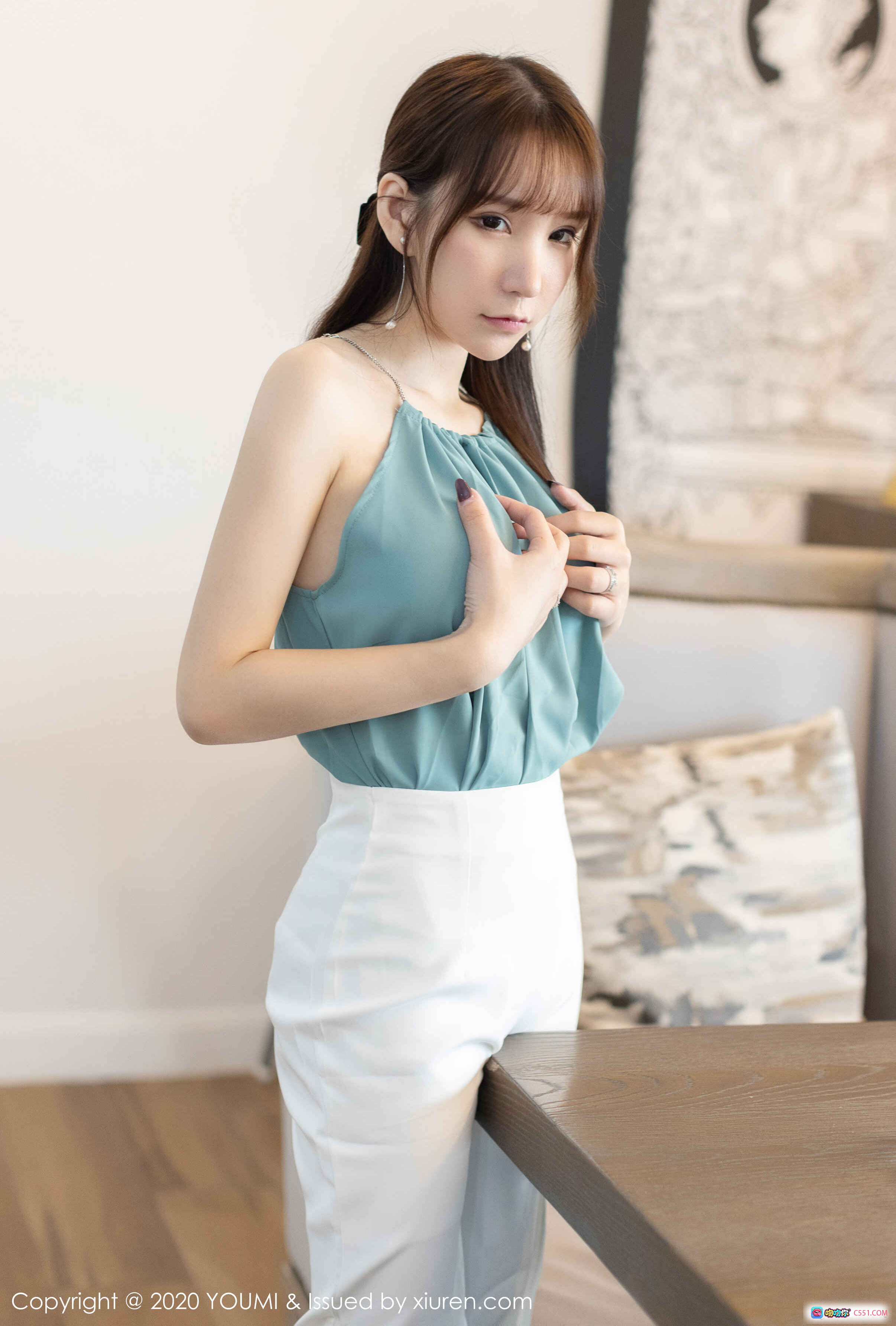 图片[3] - 周于希Sandy优雅坐姿写真 | YouMi尤蜜荟2020.02.13 Vol.414 | 蓝色无袖上衣+白色包臀裙 | 温柔长发侧颜特写 - 就要吻