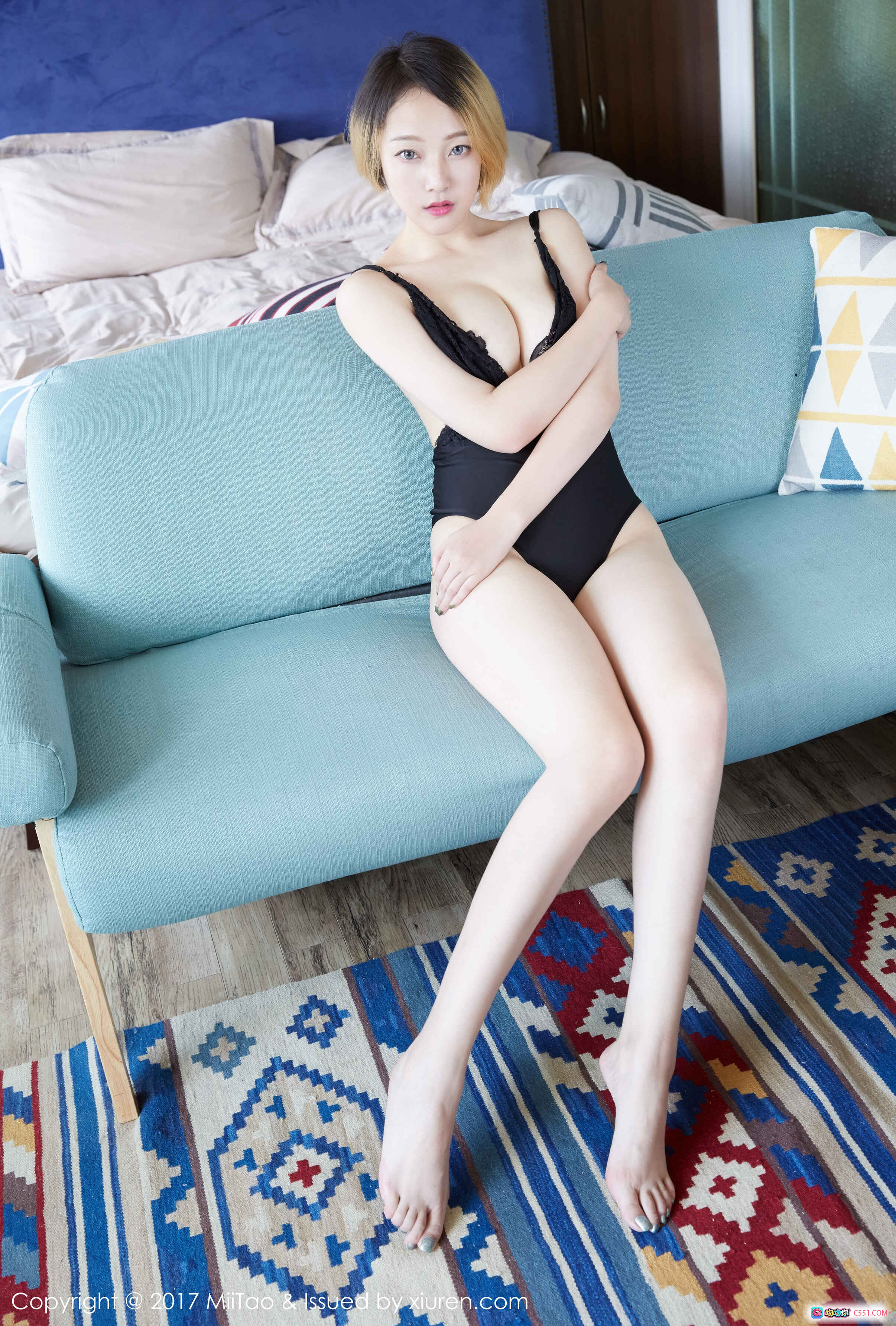 图片[2] - MiiTao蜜桃社白茉2017写真Vol.071 蓝色泳衣+CHICAGO帽 床边性感坐姿美腿私房照 - 就要吻