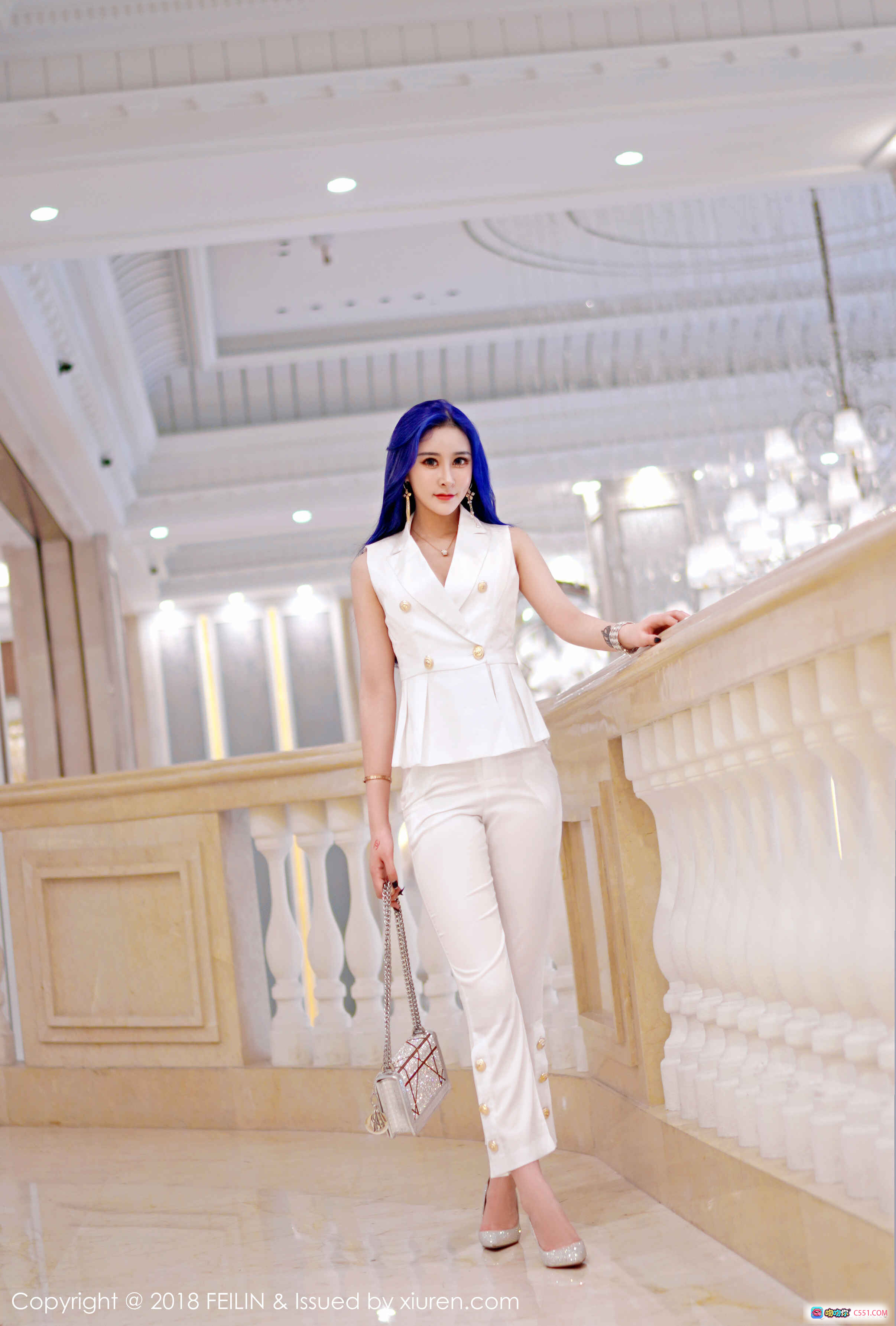 图片[9] - 蓝发美女喵莫儿黑蕾丝内衣写真，鱼网袜持鞭沙发诱惑私房照 - 就要吻