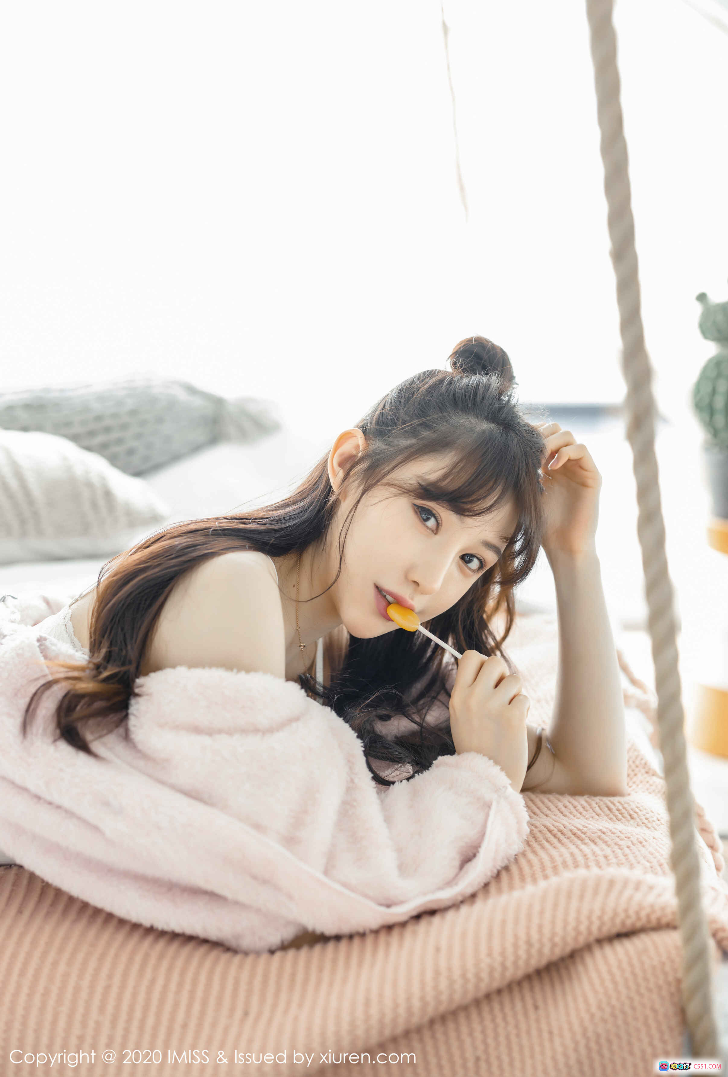 图片[7] - Lynn刘奕宁甜美睡姿写真 | 粉色毛绒浴袍慵懒风 | IMiss爱蜜社2020 VOL.457高清图集 - 就要吻