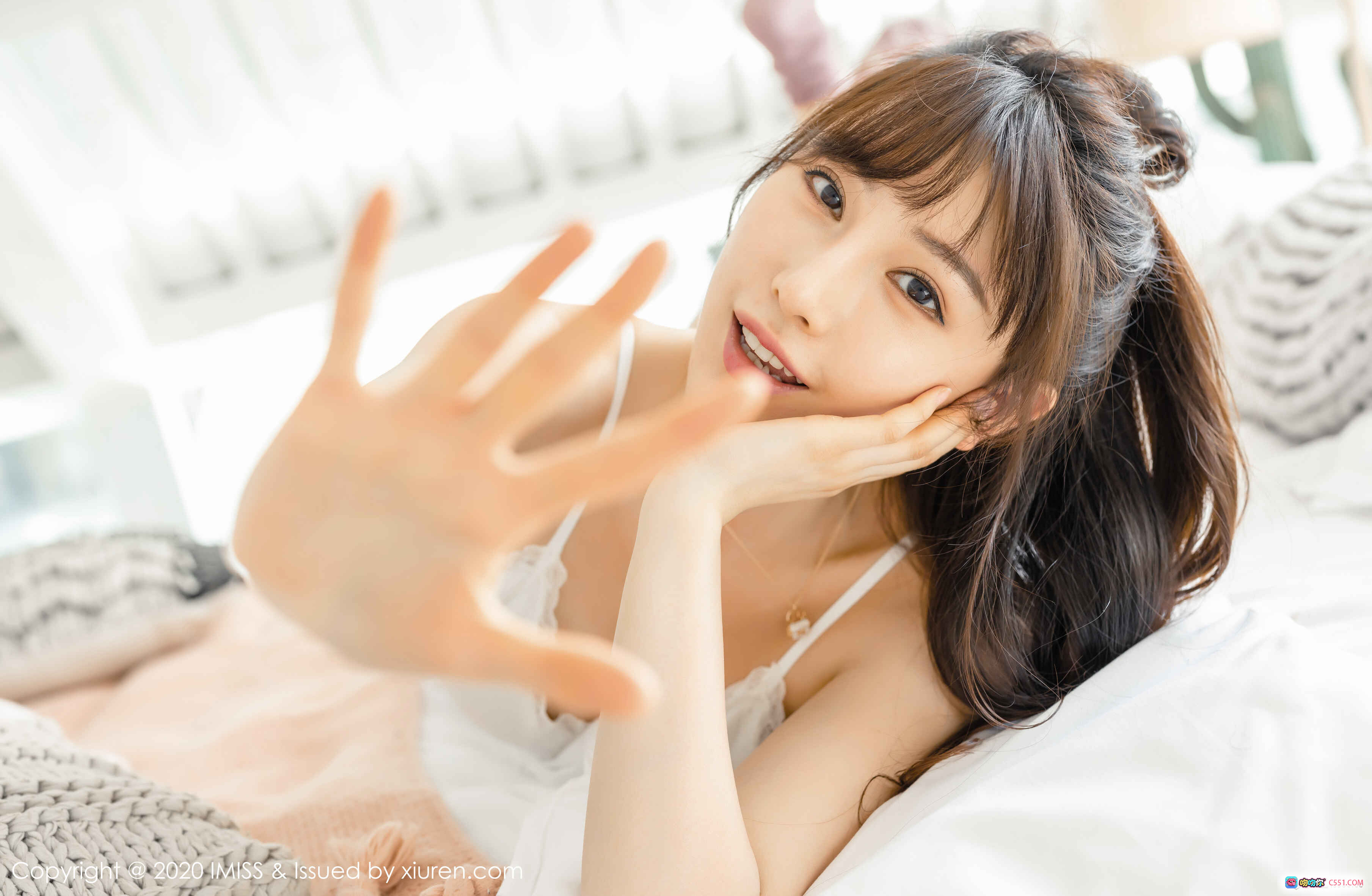 图片[9] - Lynn刘奕宁甜美睡姿写真 | 粉色毛绒浴袍慵懒风 | IMiss爱蜜社2020 VOL.457高清图集 - 就要吻