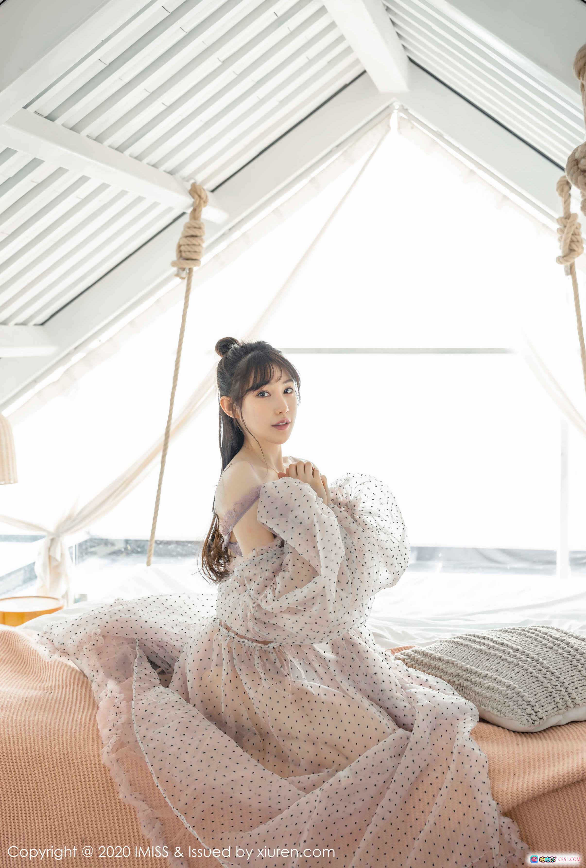 图片[2] - Lynn刘奕宁甜美睡姿写真 | 粉色毛绒浴袍慵懒风 | IMiss爱蜜社2020 VOL.457高清图集 - 就要吻