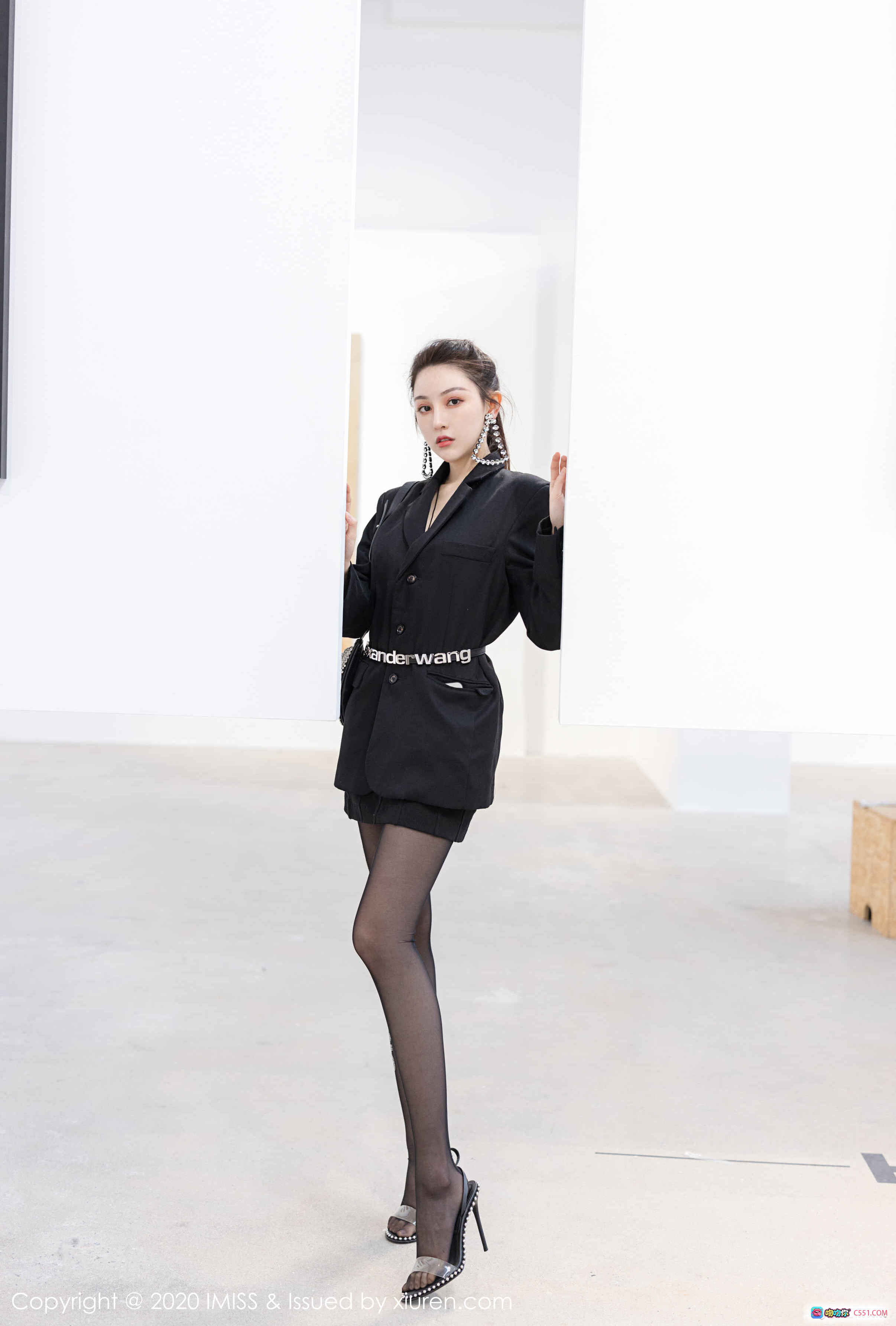 图片[8] - IMiss爱蜜社2020.02.24 VOL.443 Lynn刘奕宁时尚街拍 黑色套装+Alexander Wang字母丝袜+高跟凉鞋 现代艺术展O.N.L背景 潮流穿搭写真 - 就要吻