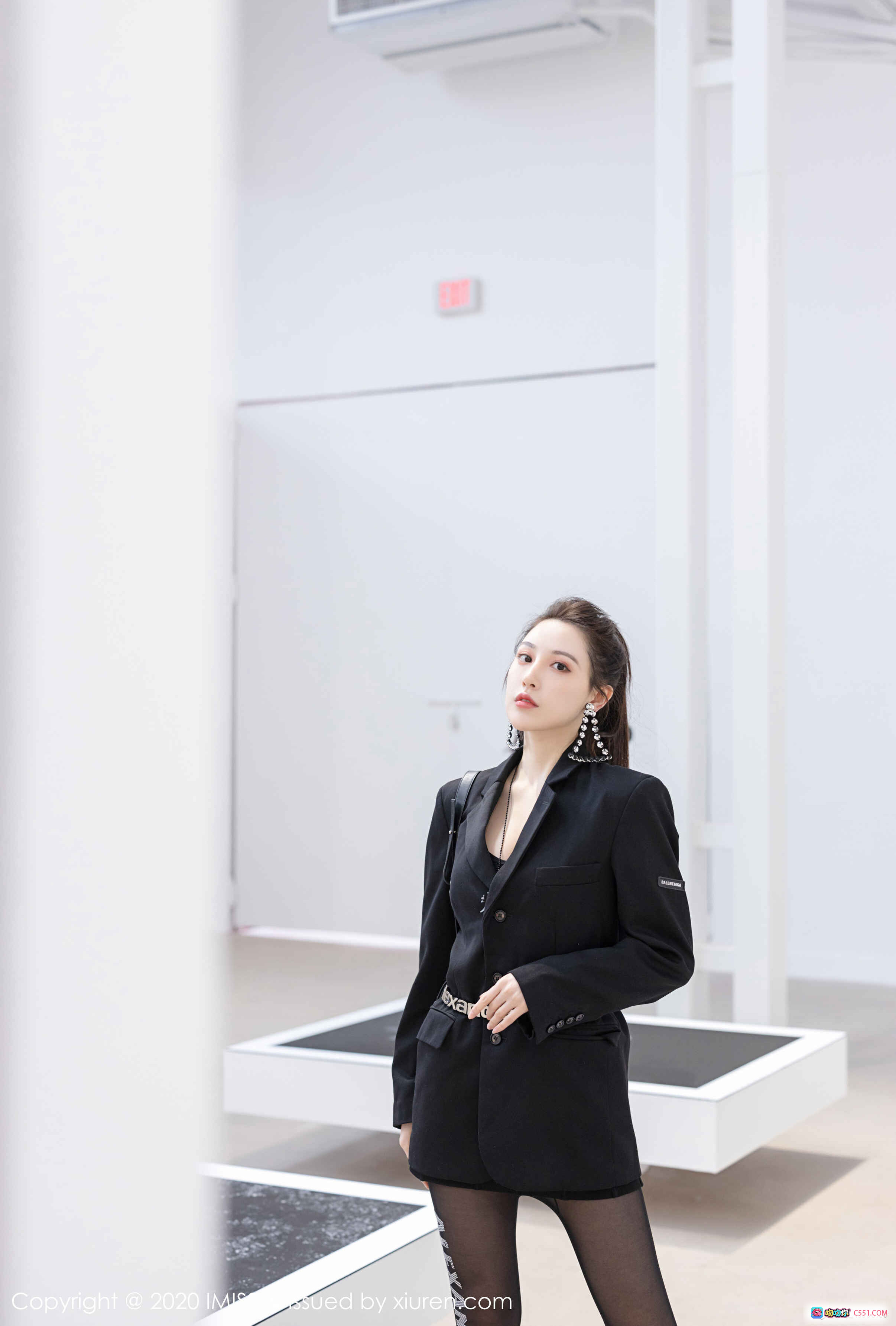 图片[3] - IMiss爱蜜社2020.02.24 VOL.443 Lynn刘奕宁时尚街拍 黑色套装+Alexander Wang字母丝袜+高跟凉鞋 现代艺术展O.N.L背景 潮流穿搭写真 - 就要吻