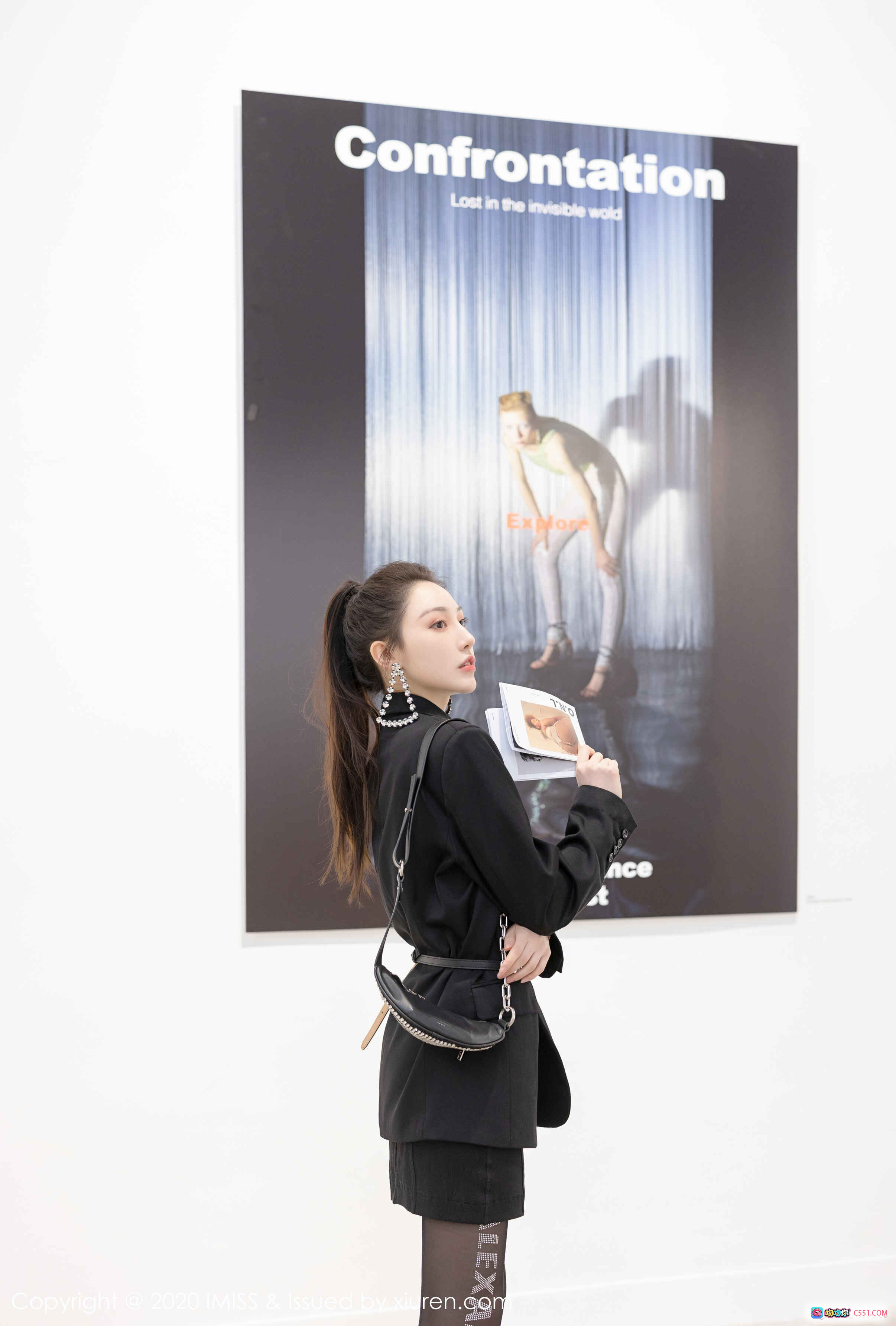图片[2] - IMiss爱蜜社2020.02.24 VOL.443 Lynn刘奕宁时尚街拍 黑色套装+Alexander Wang字母丝袜+高跟凉鞋 现代艺术展O.N.L背景 潮流穿搭写真 - 就要吻