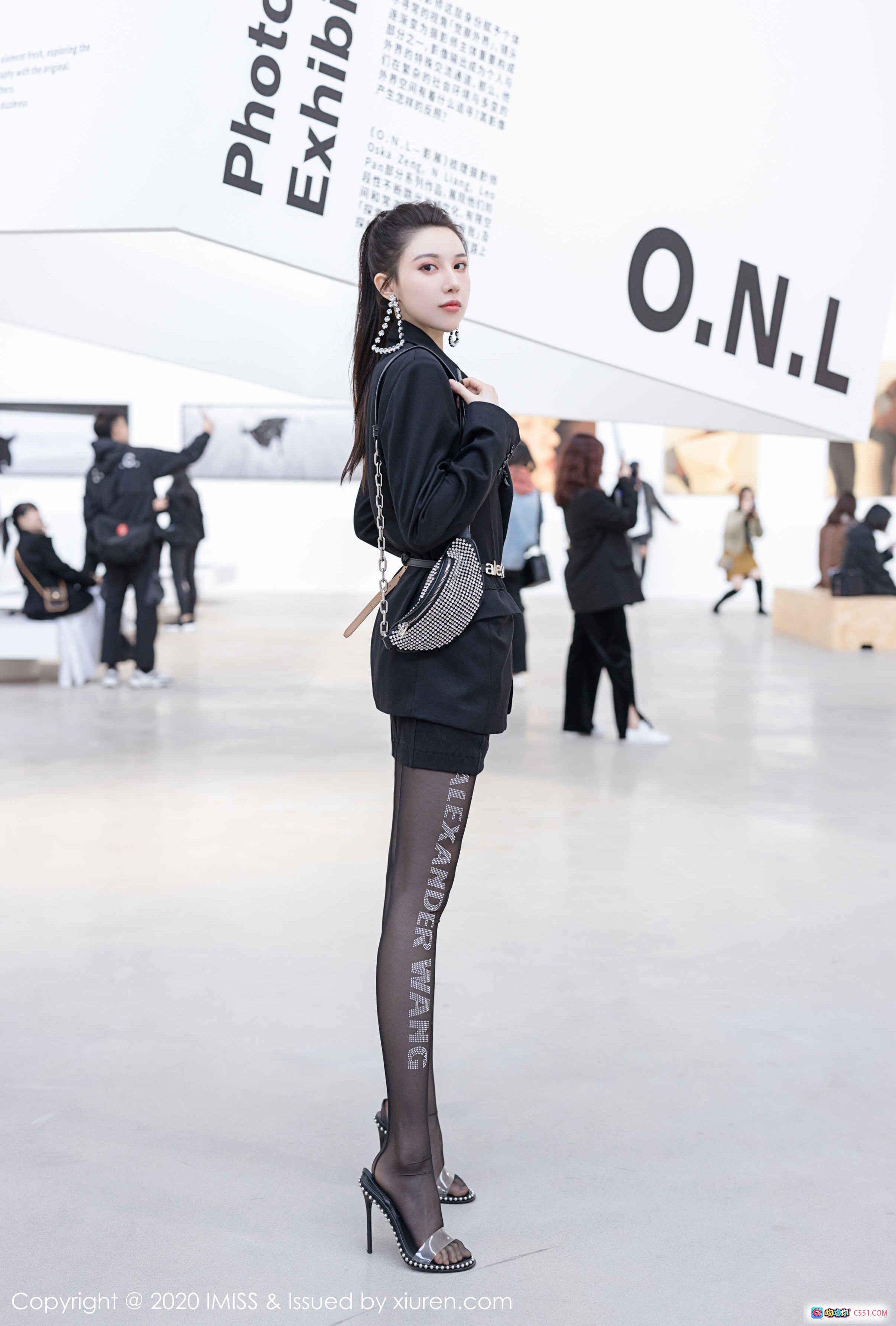 IMiss爱蜜社2020.02.24 VOL.443 Lynn刘奕宁时尚街拍 黑色套装+Alexander Wang字母丝袜+高跟凉鞋 现代艺术展O.N.L背景 潮流穿搭写真 - 就要吻