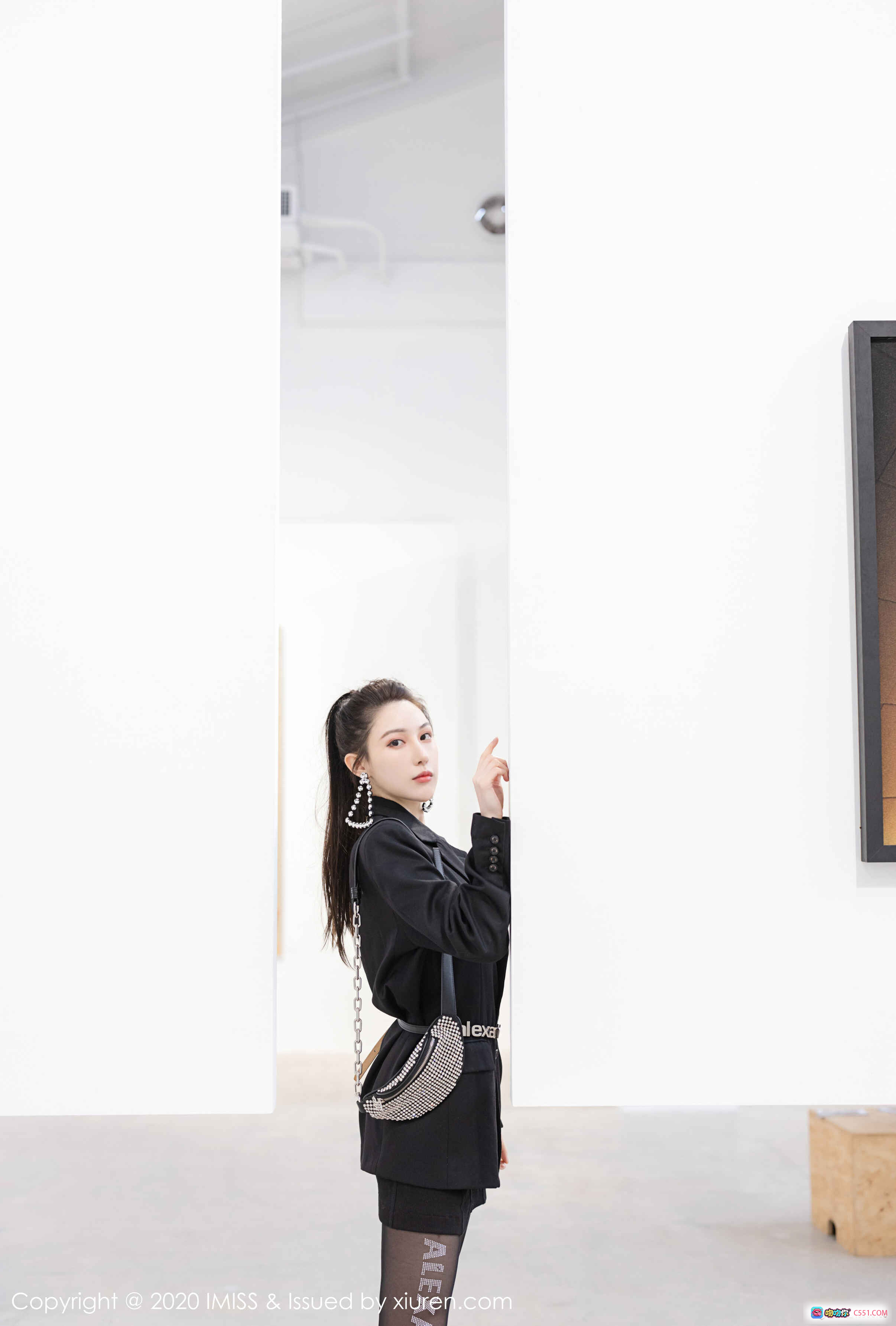 图片[5] - IMiss爱蜜社2020.02.24 VOL.443 Lynn刘奕宁时尚街拍 黑色套装+Alexander Wang字母丝袜+高跟凉鞋 现代艺术展O.N.L背景 潮流穿搭写真 - 就要吻