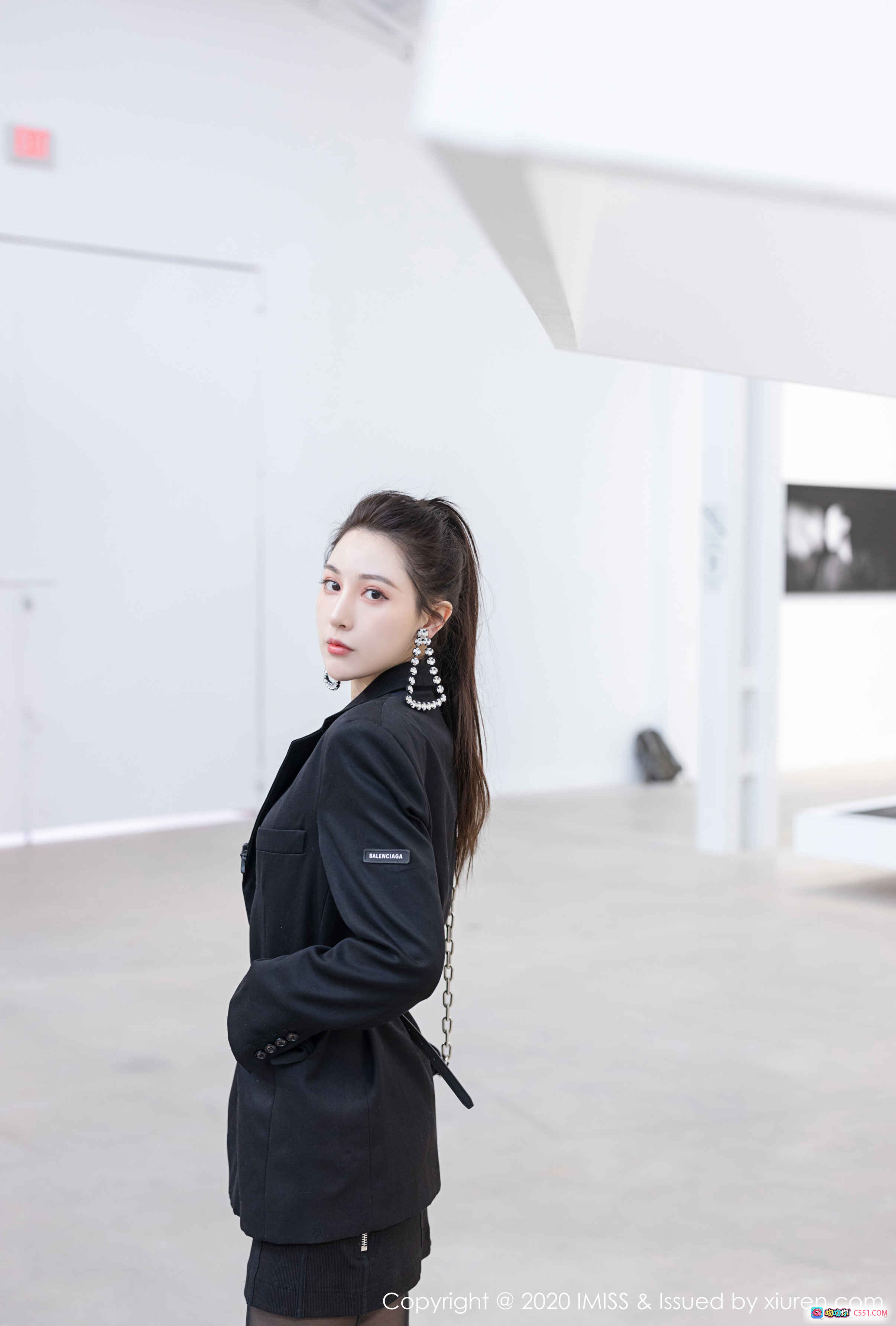 图片[7] - IMiss爱蜜社2020.02.24 VOL.443 Lynn刘奕宁时尚街拍 黑色套装+Alexander Wang字母丝袜+高跟凉鞋 现代艺术展O.N.L背景 潮流穿搭写真 - 就要吻