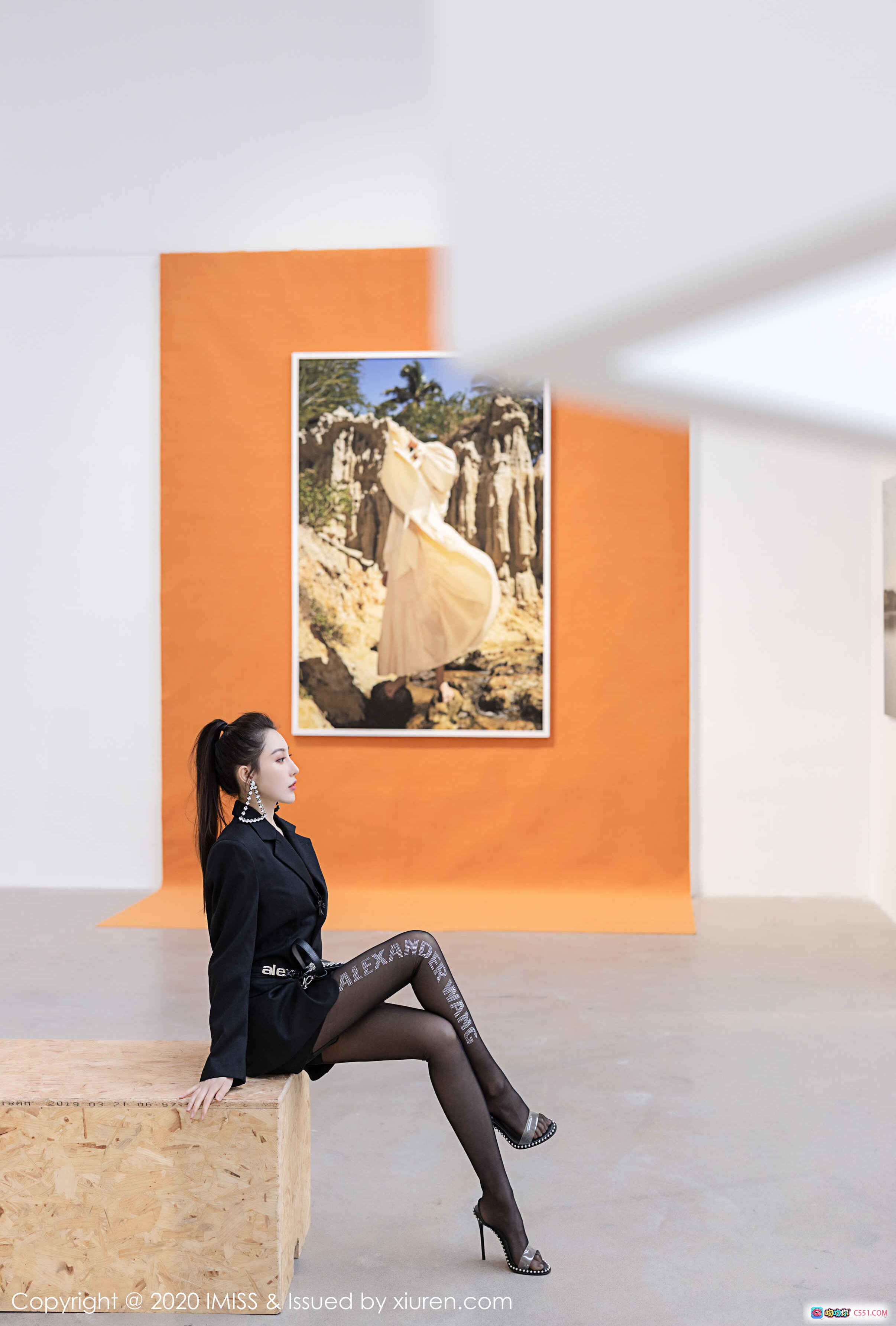 图片[9] - IMiss爱蜜社2020.02.24 VOL.443 Lynn刘奕宁时尚街拍 黑色套装+Alexander Wang字母丝袜+高跟凉鞋 现代艺术展O.N.L背景 潮流穿搭写真 - 就要吻