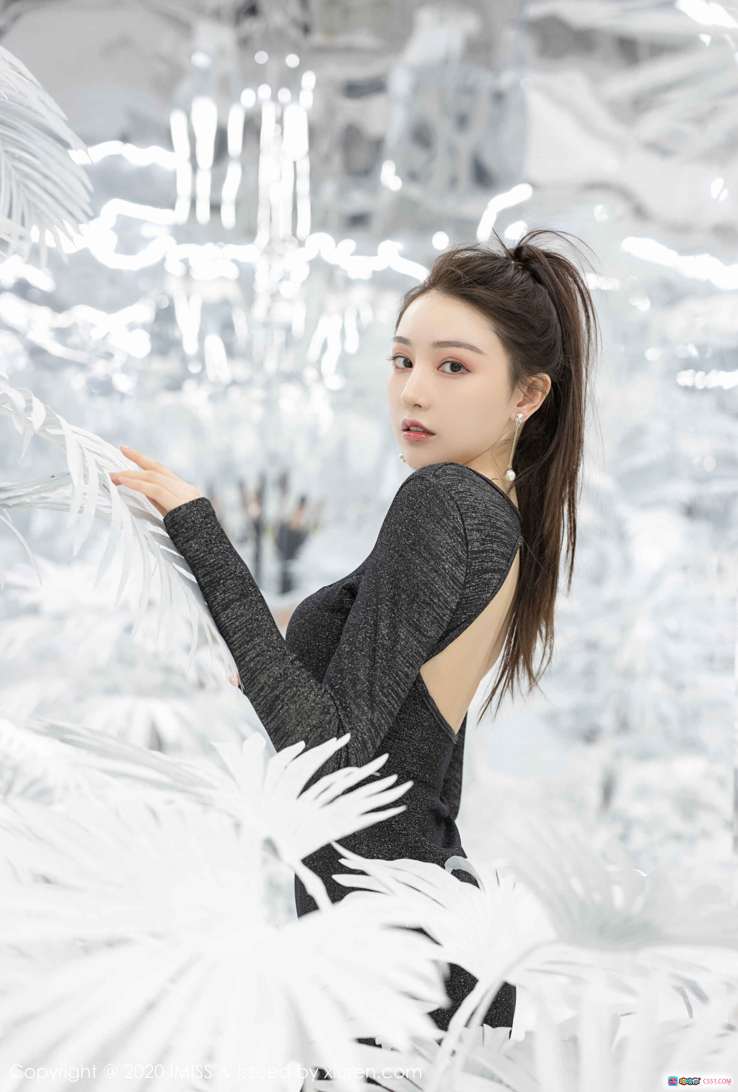 图片[6] - IMiss爱蜜社2020.02.24 VOL.443 Lynn刘奕宁时尚街拍 黑色套装+Alexander Wang字母丝袜+高跟凉鞋 现代艺术展O.N.L背景 潮流穿搭写真 - 就要吻