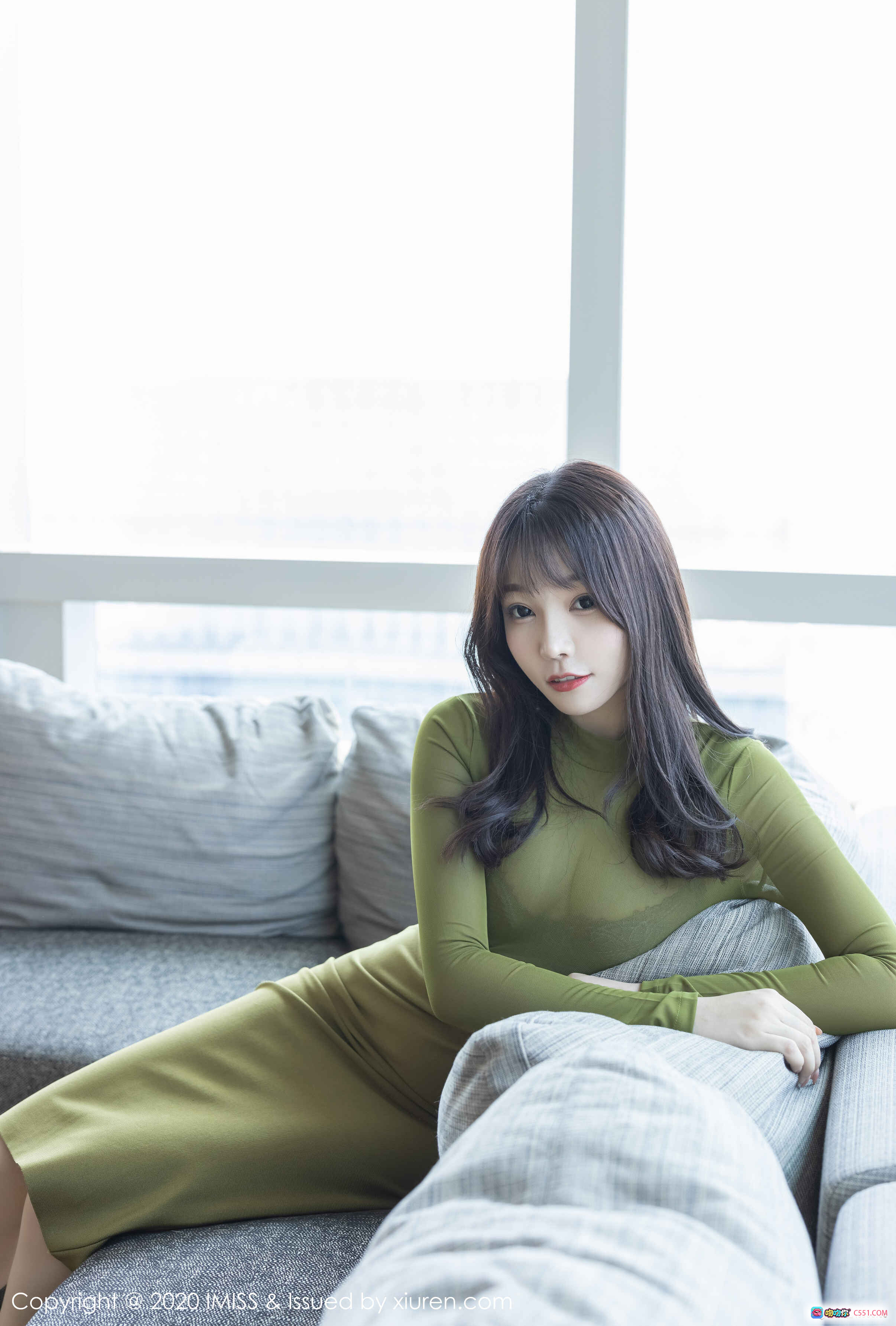 芝芝Booty身穿橄榄绿紧身长裙沙发写真 | IMiss爱蜜社2020.02.20 VOL.442高清美图 - 就要吻