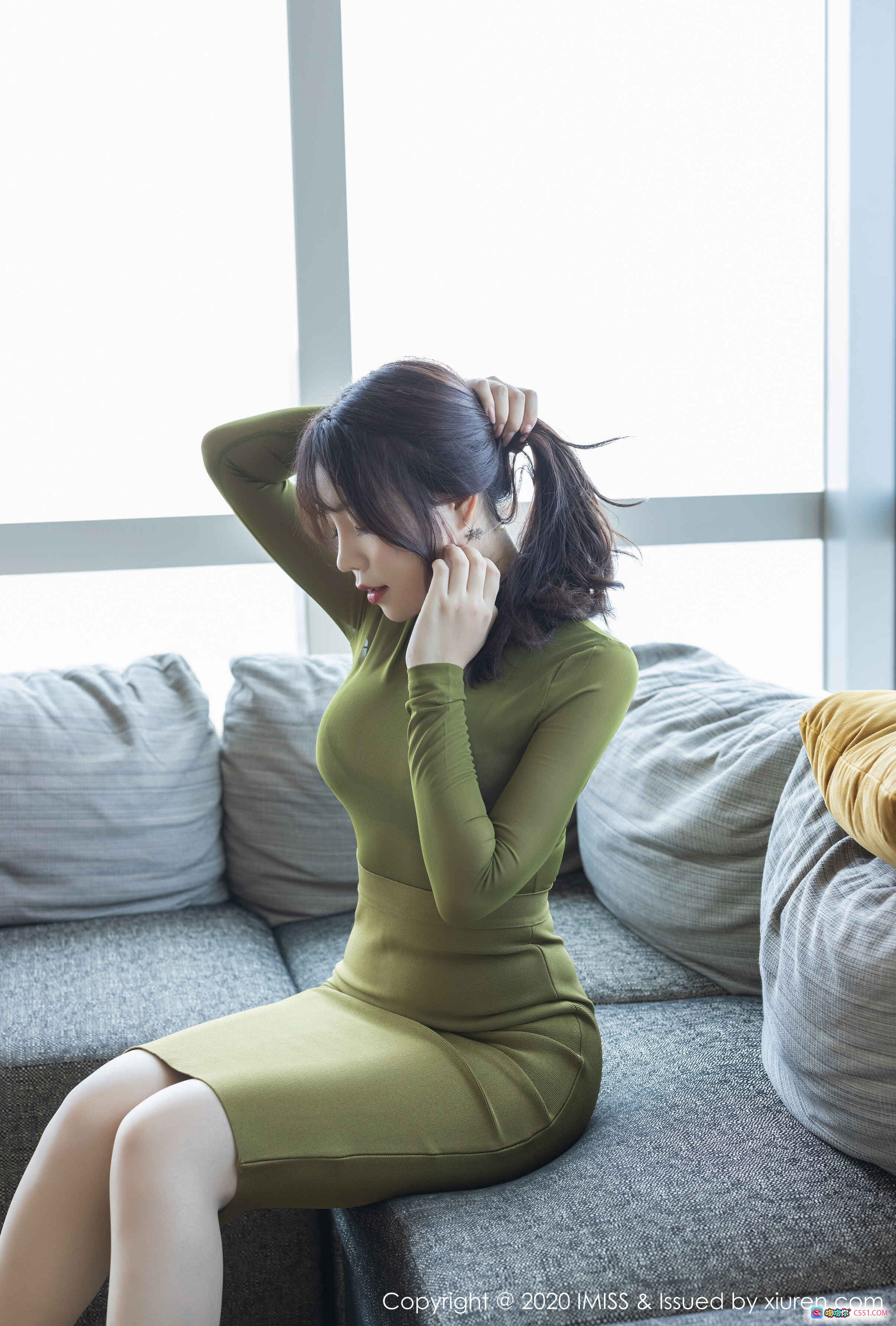 图片[10] - 芝芝Booty身穿橄榄绿紧身长裙沙发写真 | IMiss爱蜜社2020.02.20 VOL.442高清美图 - 就要吻