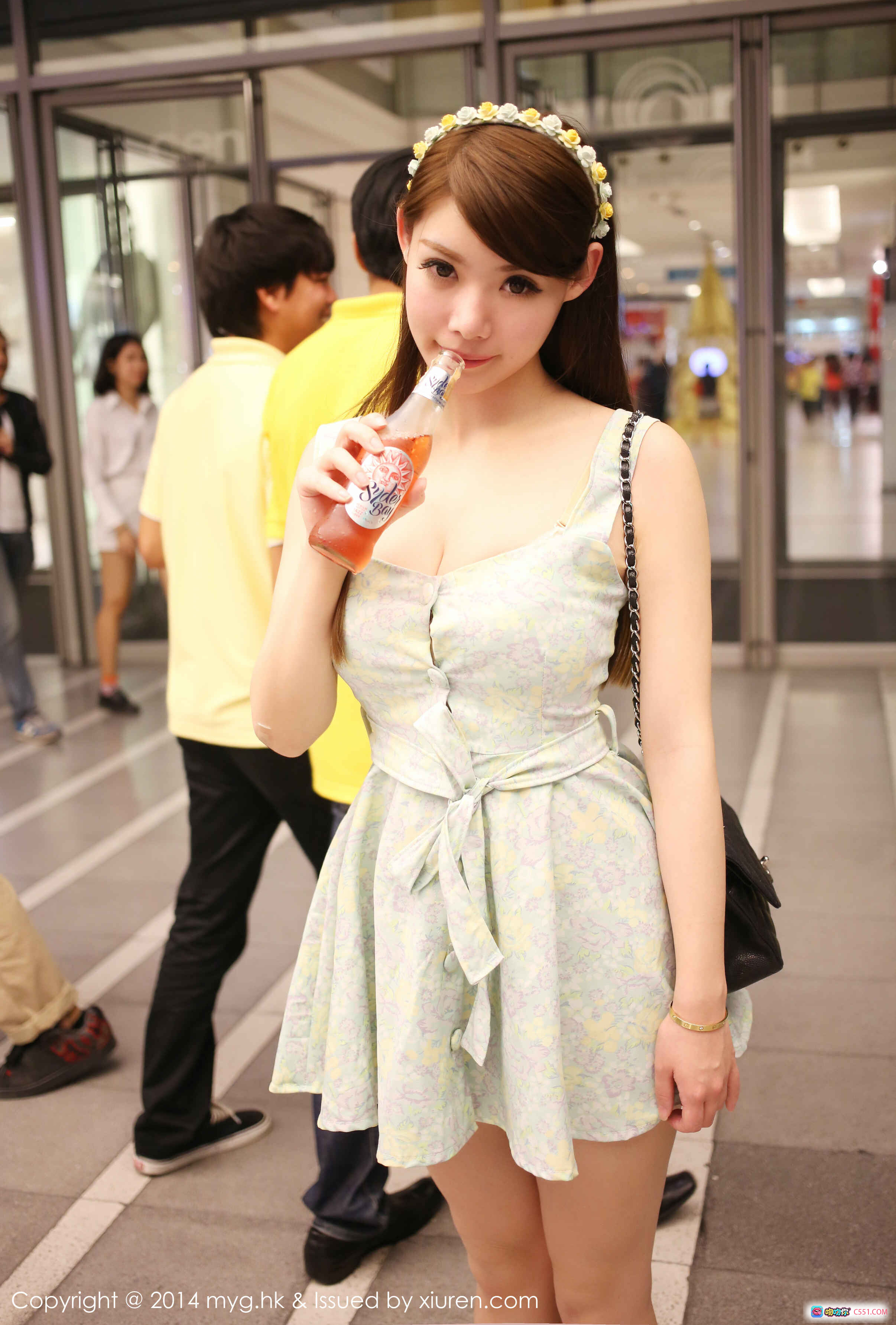 图片[9] - MyGirl美媛馆Vol.085 MARA醬泳池边条纹比基尼写真 甜美发带少女风清新户外拍摄 - 就要吻