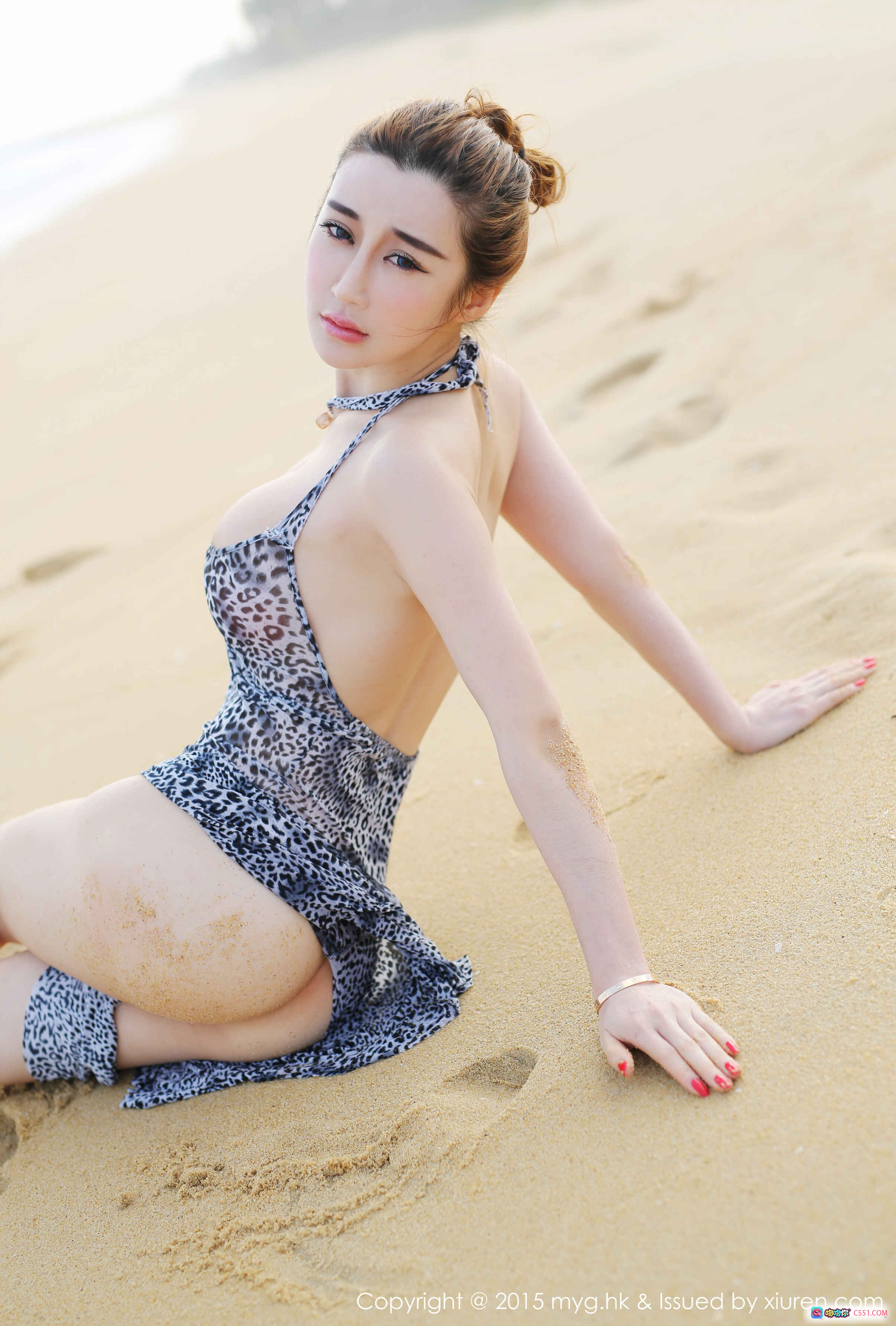 图片[9] - MyGirl美媛馆Vol.089陆瓷圣诞主题写真 红色丝绒礼服+渔网袜+白色蕾丝边 木质地板性感躺姿 - 就要吻