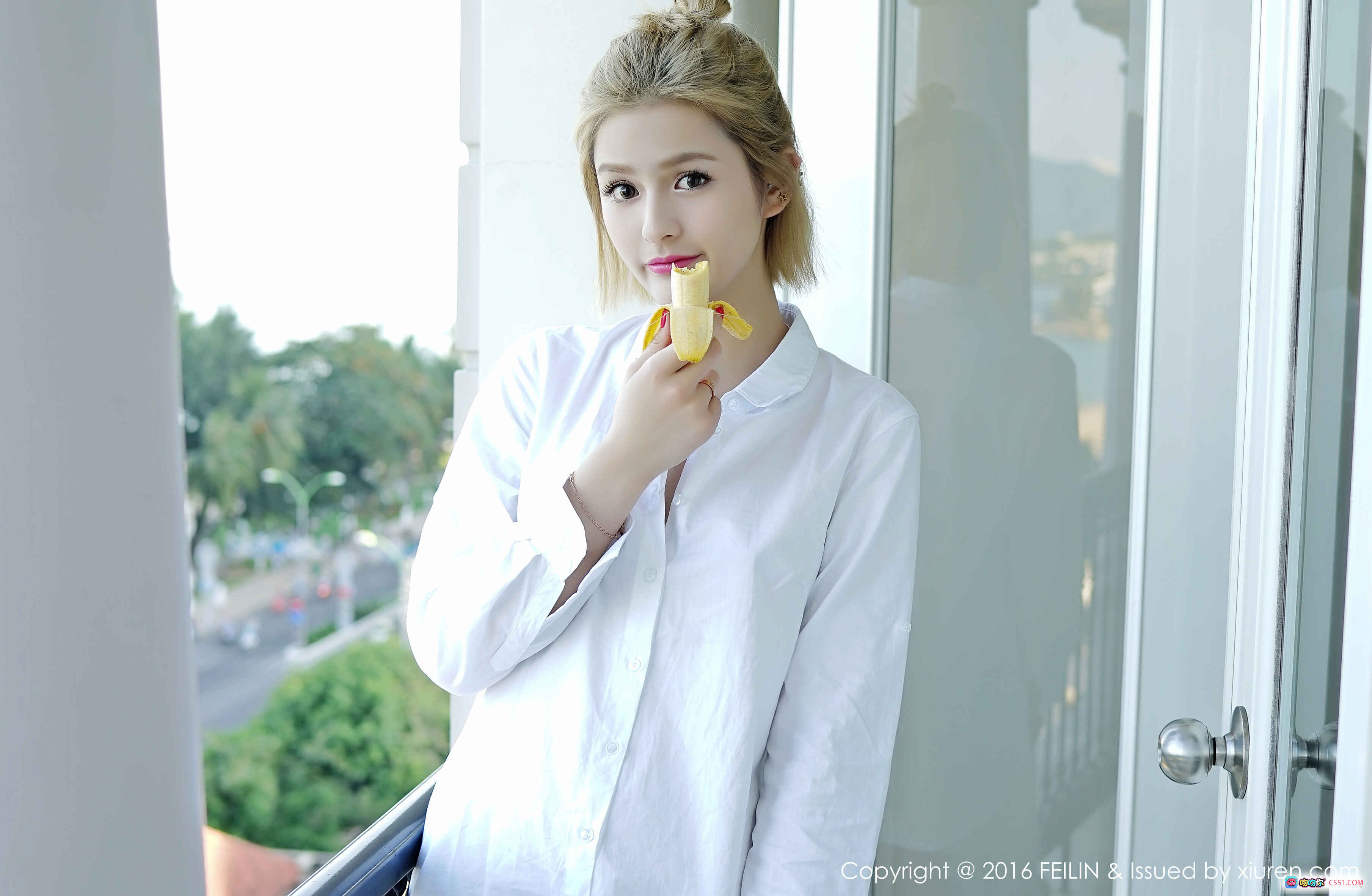 图片[4] - 史雯Swan海滩比基尼写真 | FEILIN嗲囡囡Vol.025 | 白蓝运动风泳装 | 沙滩躺椅性感摆拍 | 2016年经典泳装大片 - 就要吻