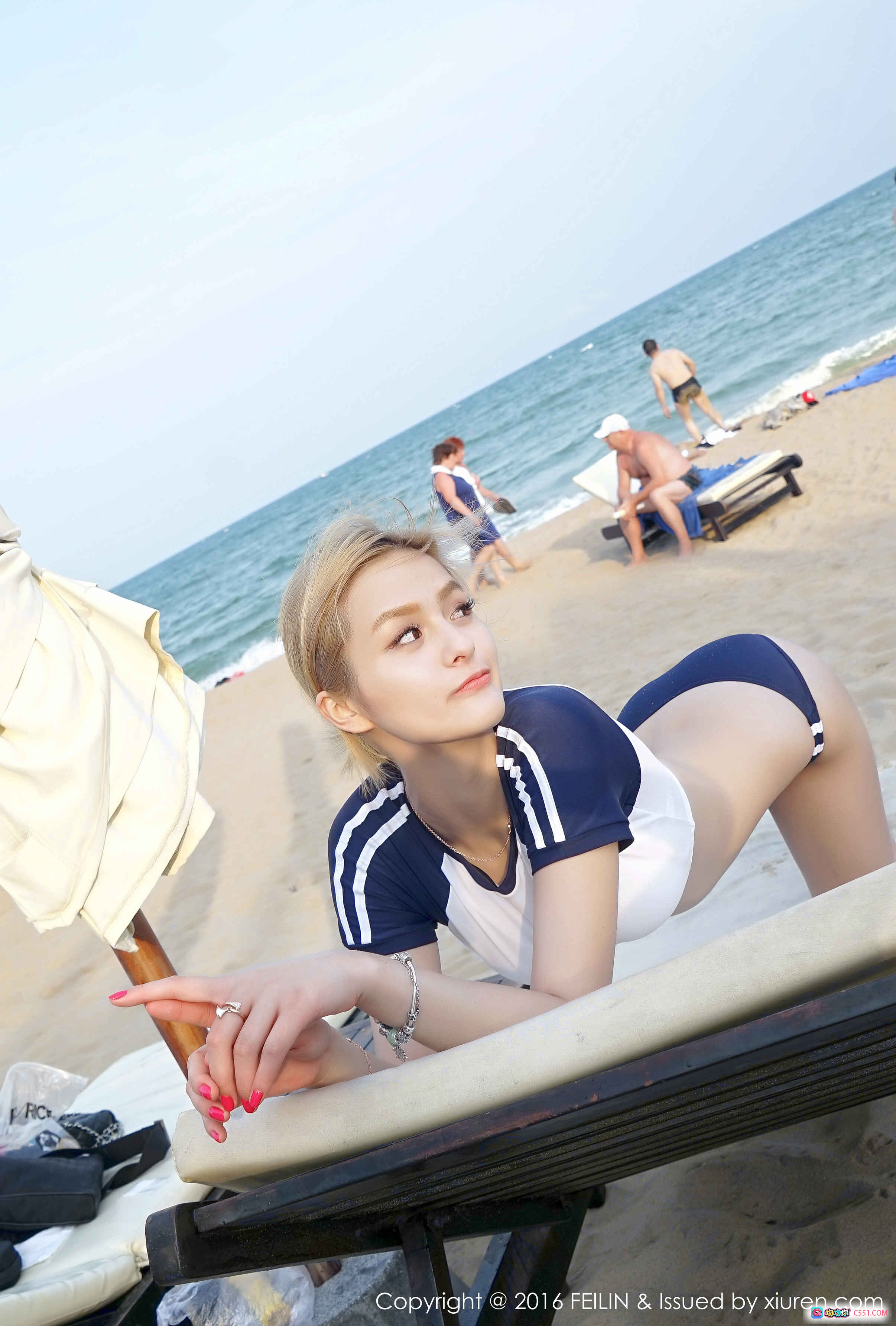 图片[7] - 史雯Swan海滩比基尼写真 | FEILIN嗲囡囡Vol.025 | 白蓝运动风泳装 | 沙滩躺椅性感摆拍 | 2016年经典泳装大片 - 就要吻