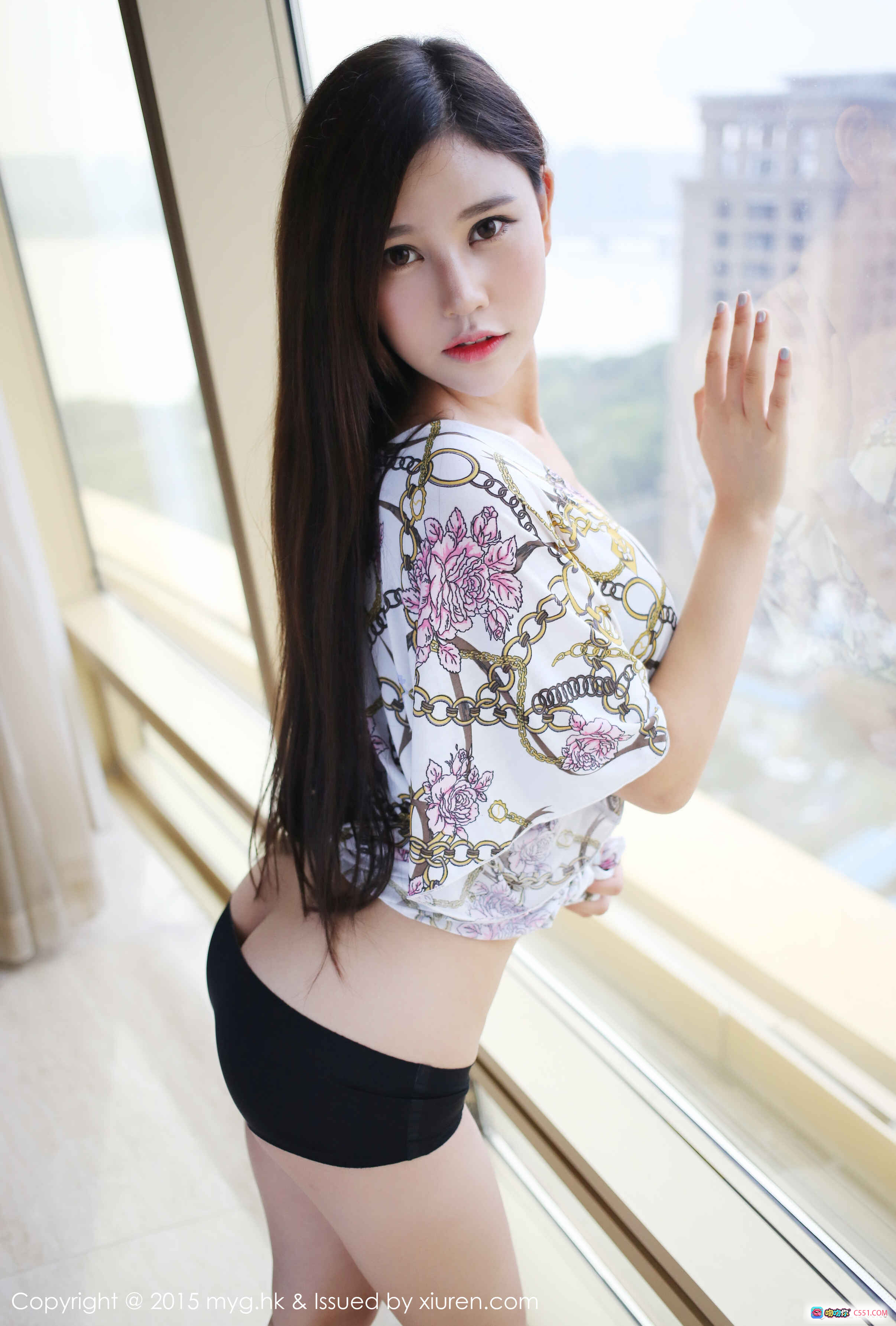 图片[5] - MyGirl美媛馆2015.08.16 Vol.139 Milk楚楚写真 甜美长发少女室内私房照 优雅印花吊带裙 清新自然美腿特写 - 就要吻