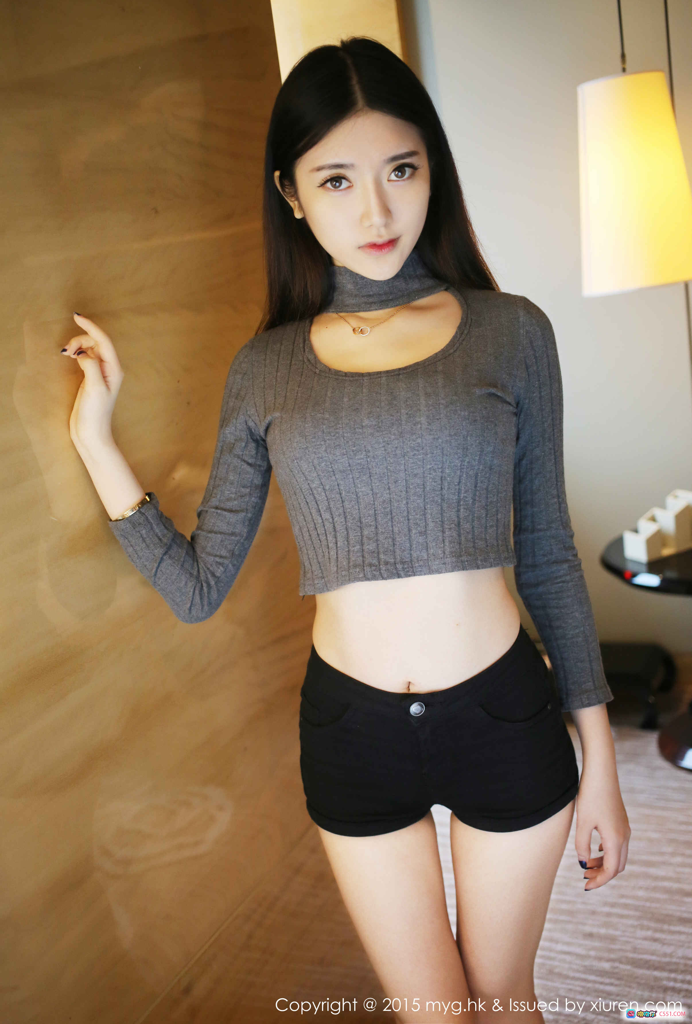 于小小姐Momo 灰色高领露脐针织上衣 黑色短裤 性感写真 2015美媛馆Vol.119 - 就要吻