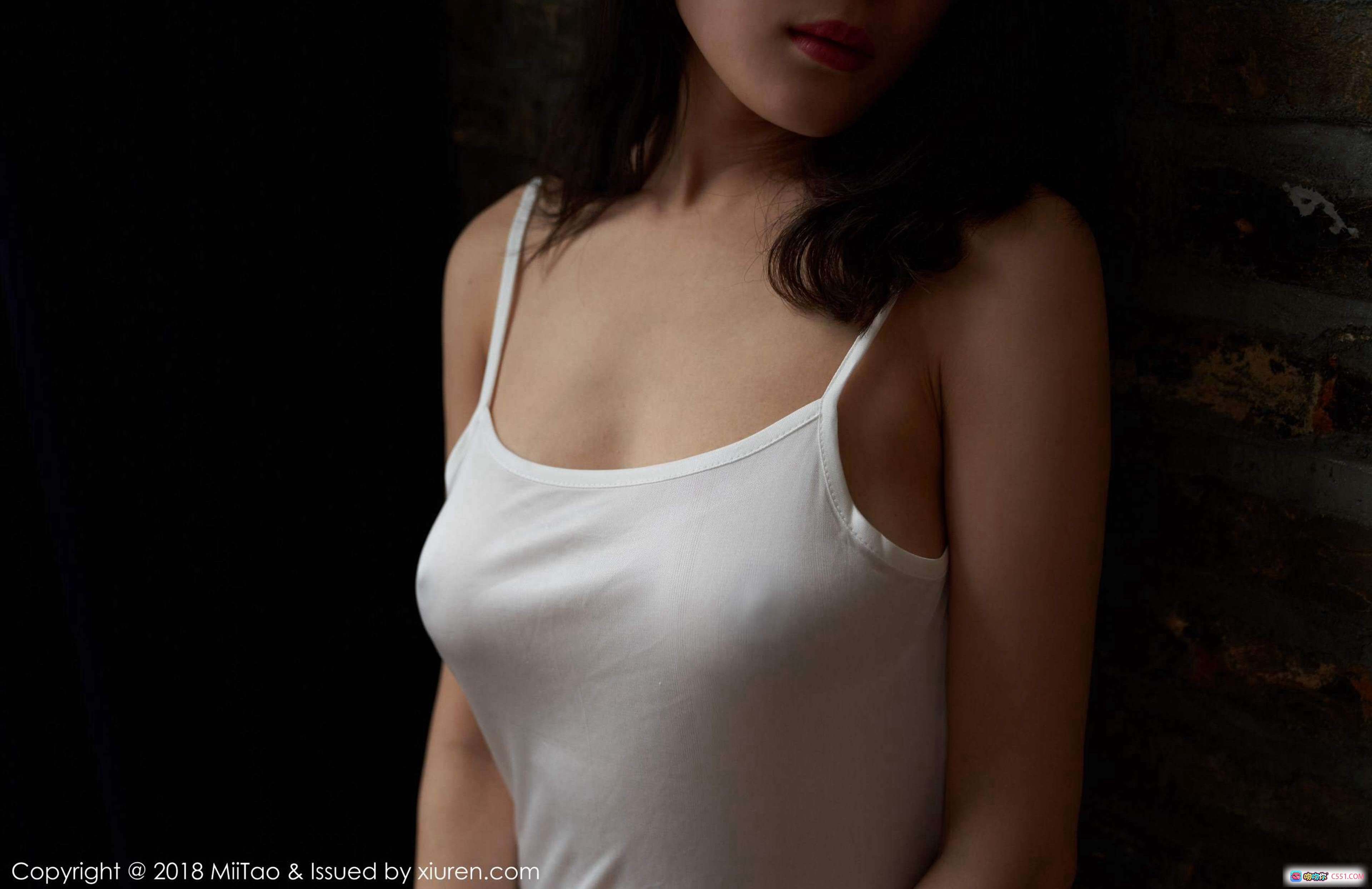 图片[3] - MiiTao蜜桃社2018.05.15 Vol.104 珊淇 白色吊带睡衣 木质床头 蓝色绒毯 室内私房写真 美腿性感诱惑 - 就要吻