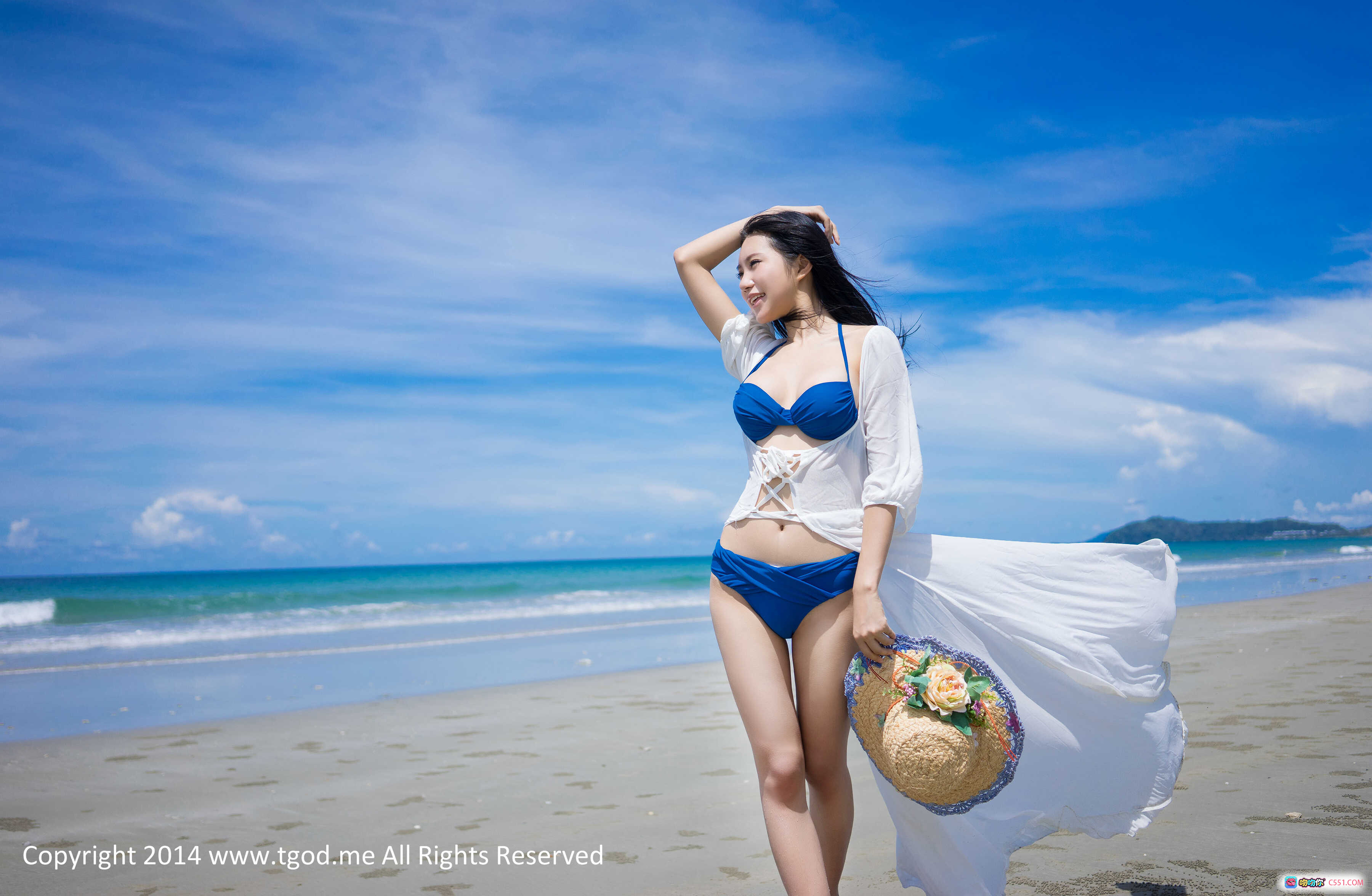沙滩仙子绮里嘉Ula沙巴旅拍比基尼白衬衫飘逸草帽蓝天碧海写真 - 就要吻