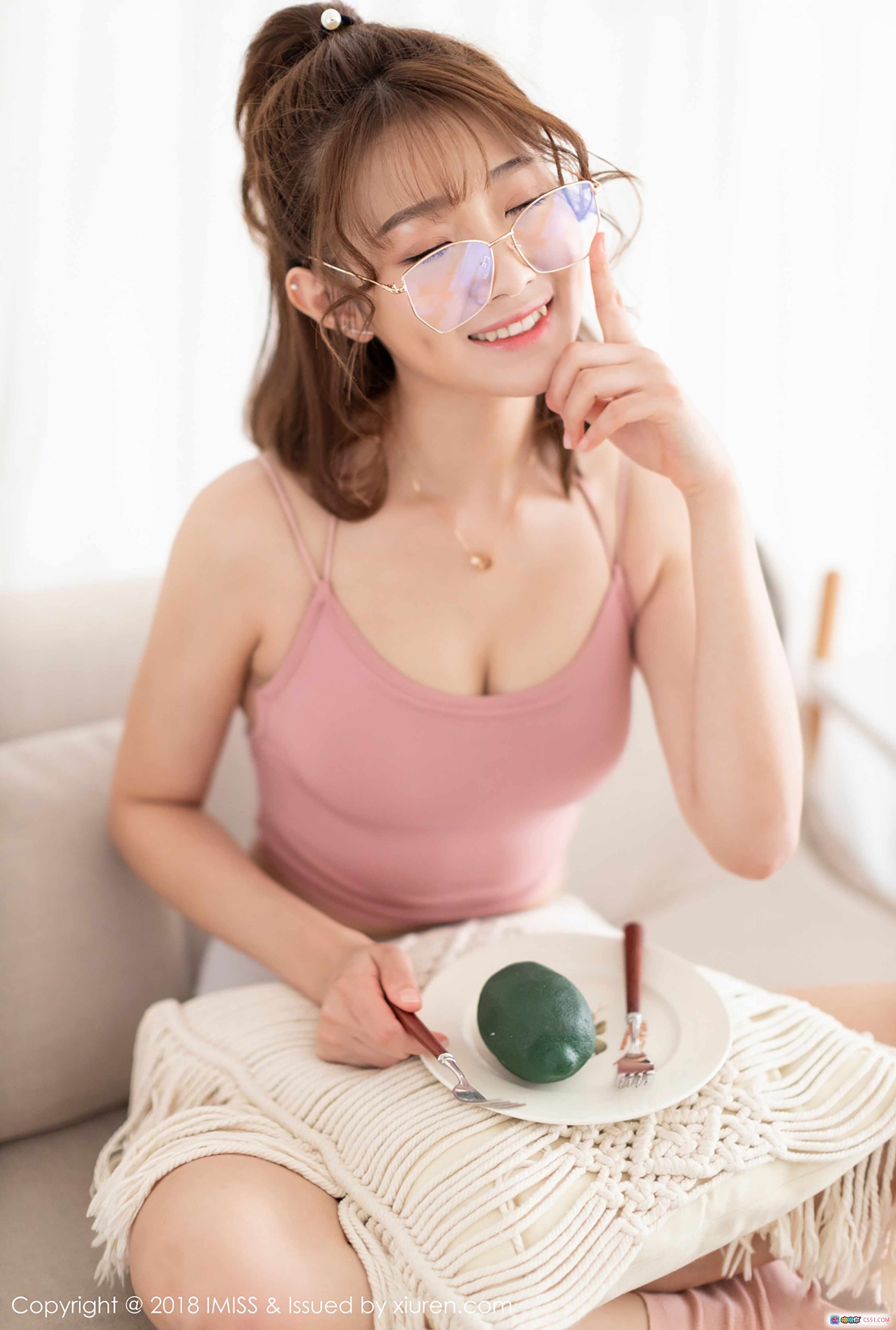 Bowie宝儿粉吊带甜美写真｜眼镜微笑清新风｜牛油果下午茶场景｜IMiss爱蜜社2018精选美图 - 就要吻