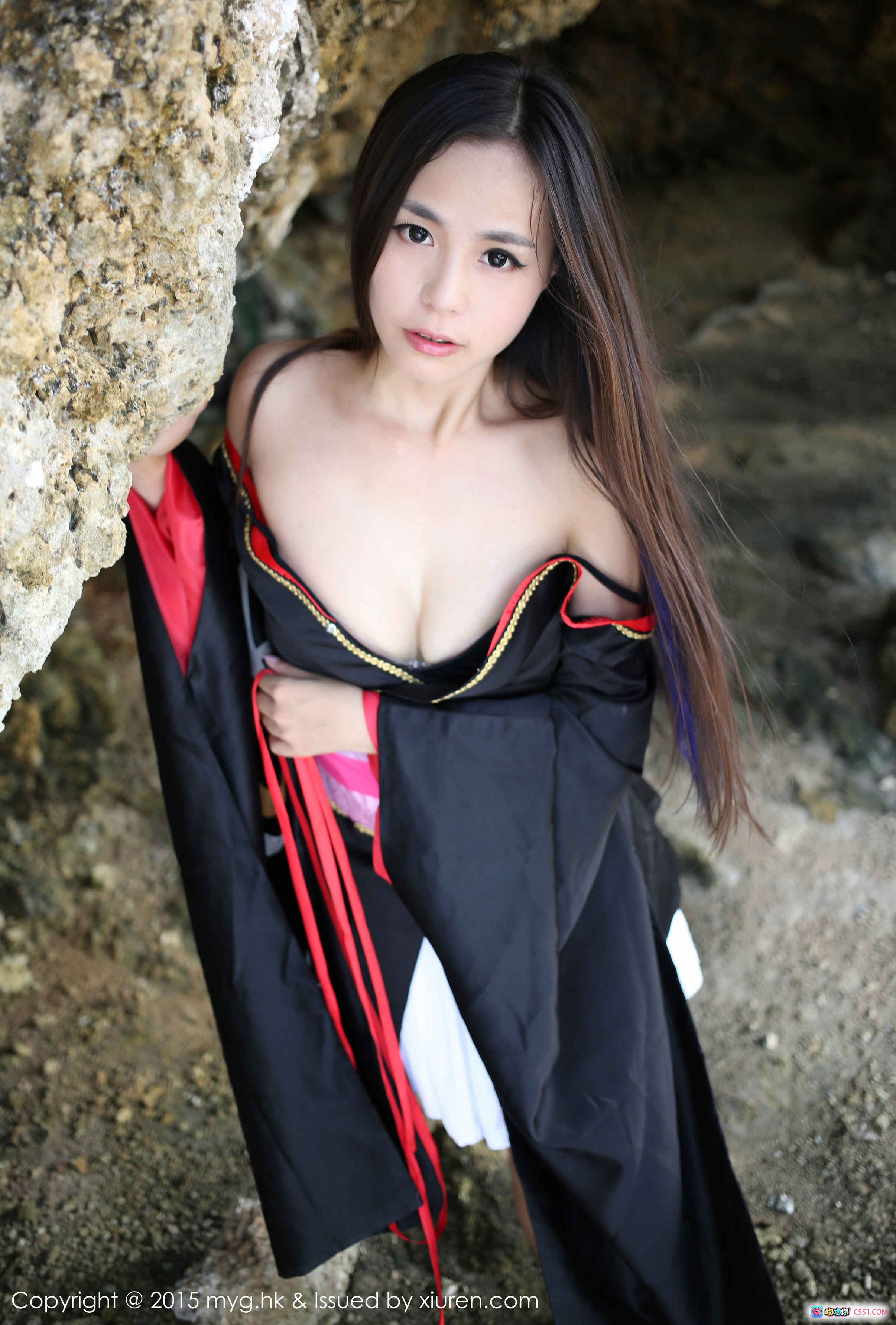 图片[8] - MyGirl美媛馆Vol.136 moa小姐岩石洞穴写真 黑红和风抹胸长裙 性感优雅自然光人像摄影 2015年8月3日发布 - 就要吻