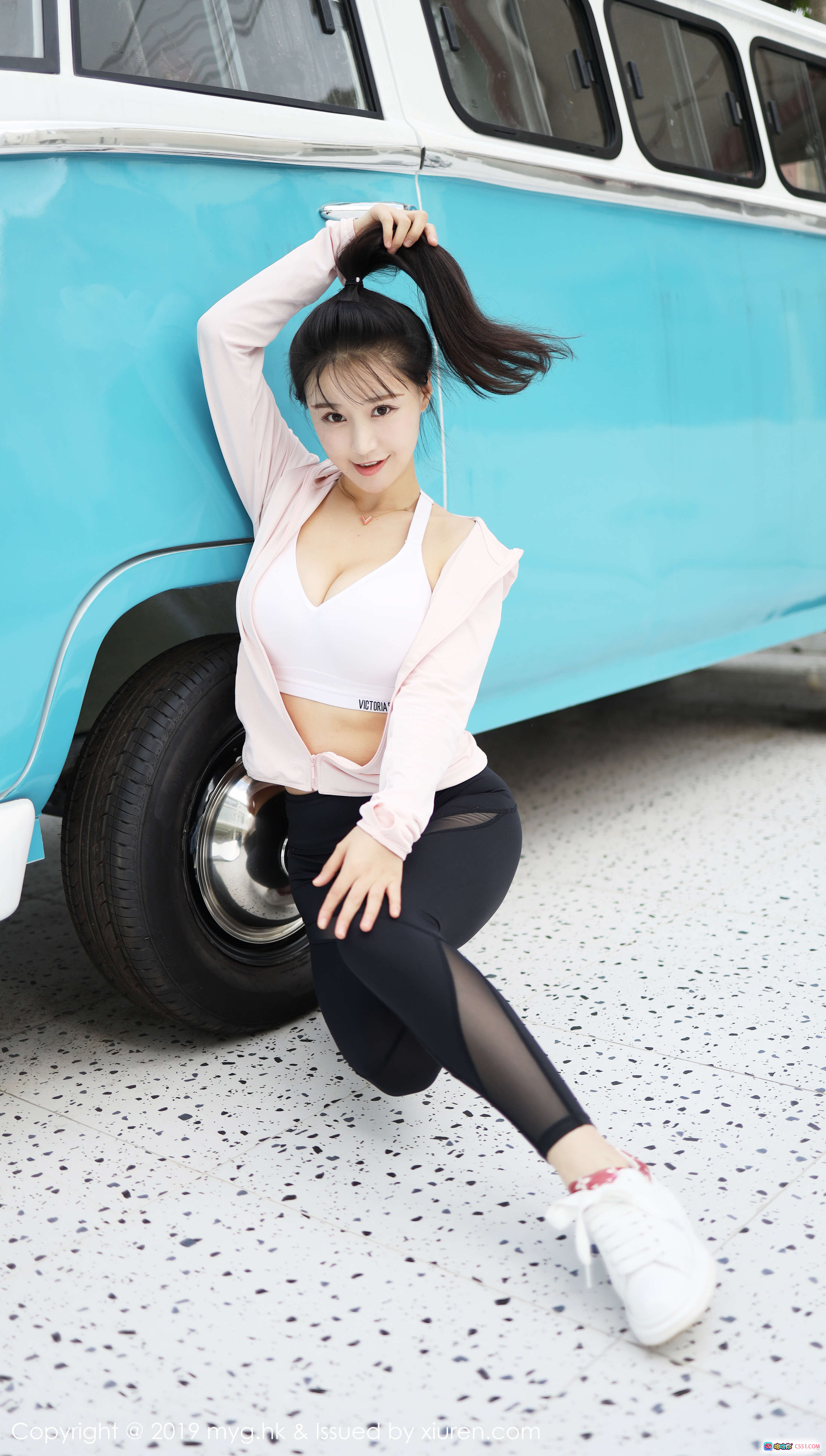 图片[5] - 朱可儿美媛馆写真 | 粉色卫衣黑紧身裤街拍 | 复古蓝白车旁性感侧身照 | 高马尾运动风造型 | 白色LV鞋搭配时尚街拍 - 就要吻