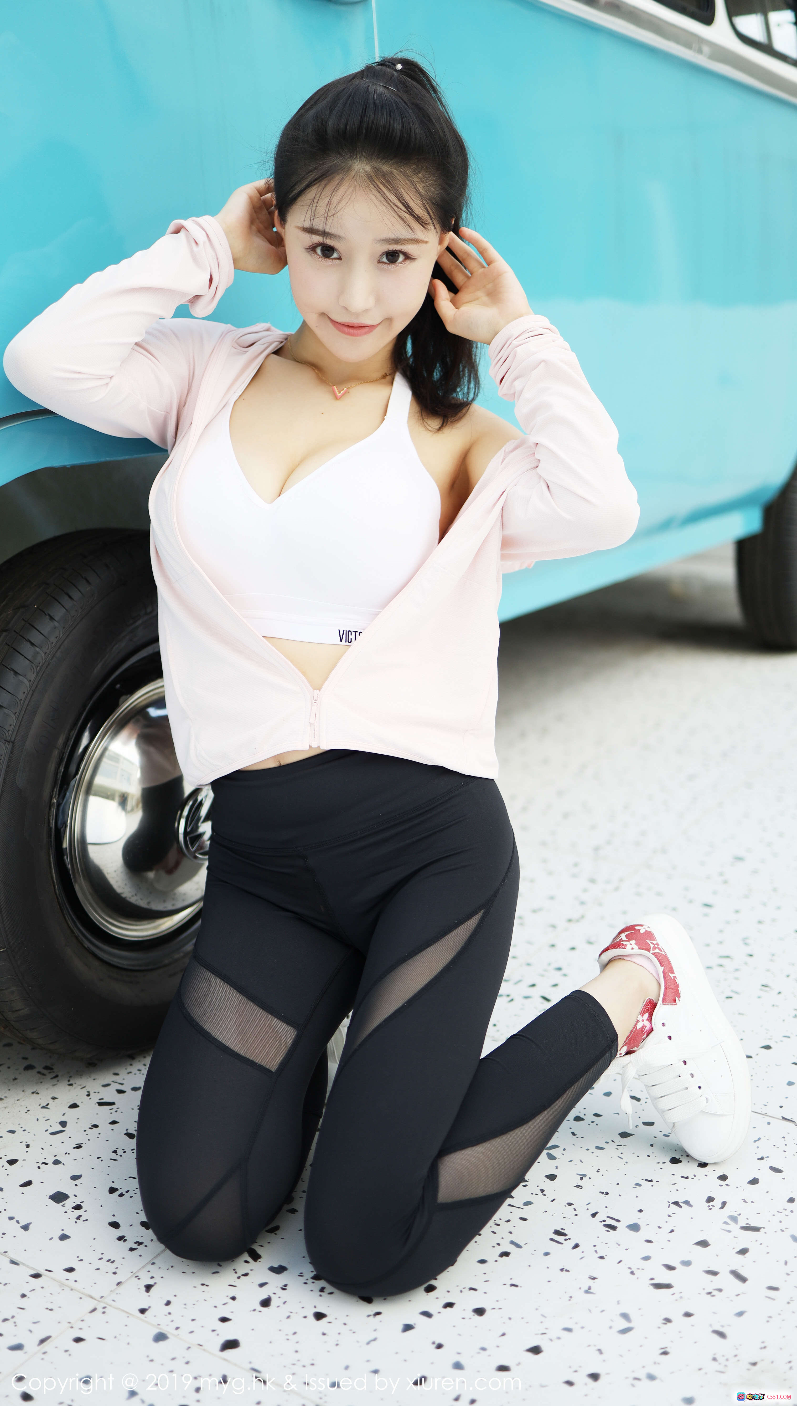 图片[6] - 朱可儿美媛馆写真 | 粉色卫衣黑紧身裤街拍 | 复古蓝白车旁性感侧身照 | 高马尾运动风造型 | 白色LV鞋搭配时尚街拍 - 就要吻