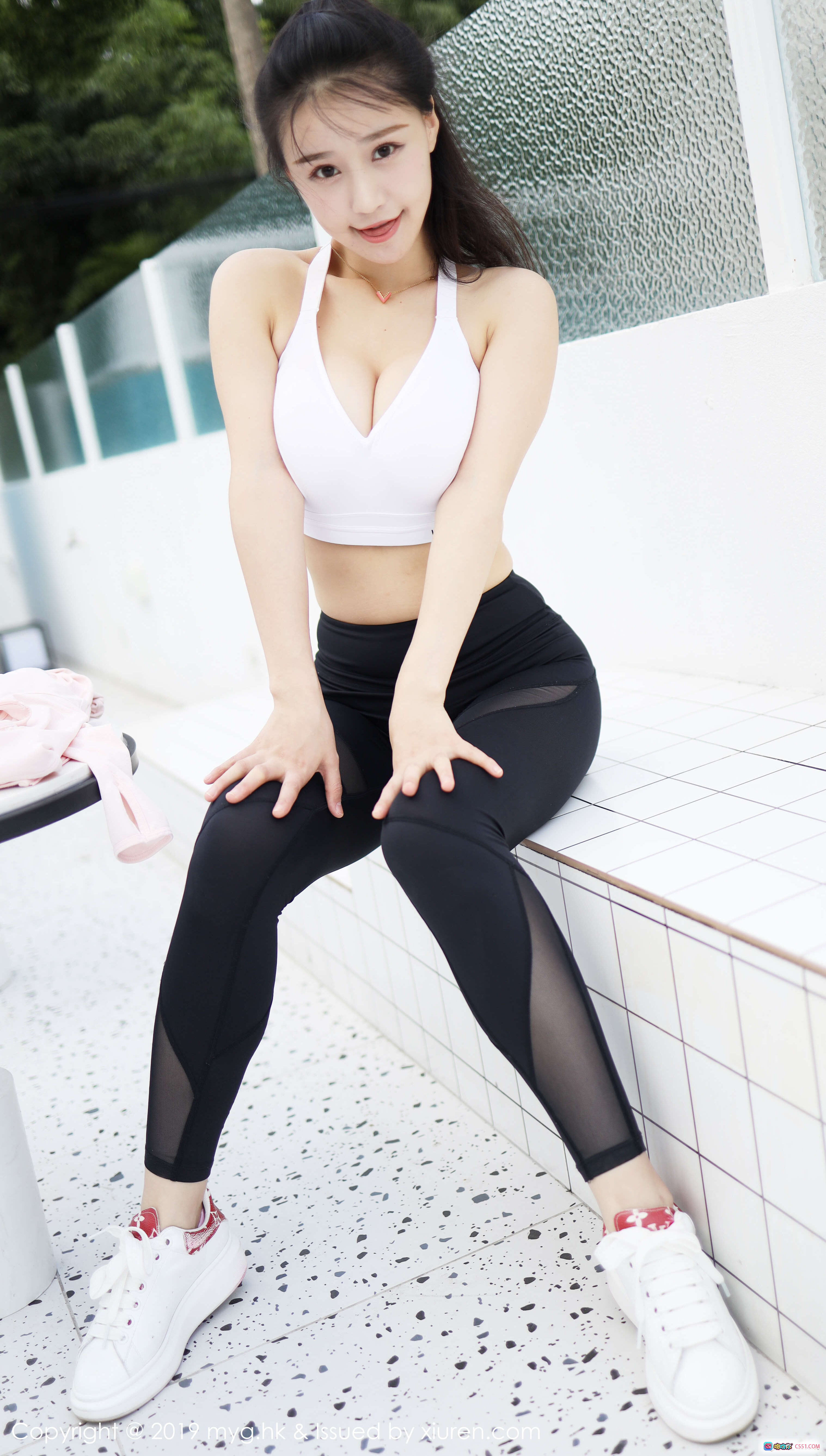 图片[3] - 朱可儿美媛馆写真 | 粉色卫衣黑紧身裤街拍 | 复古蓝白车旁性感侧身照 | 高马尾运动风造型 | 白色LV鞋搭配时尚街拍 - 就要吻