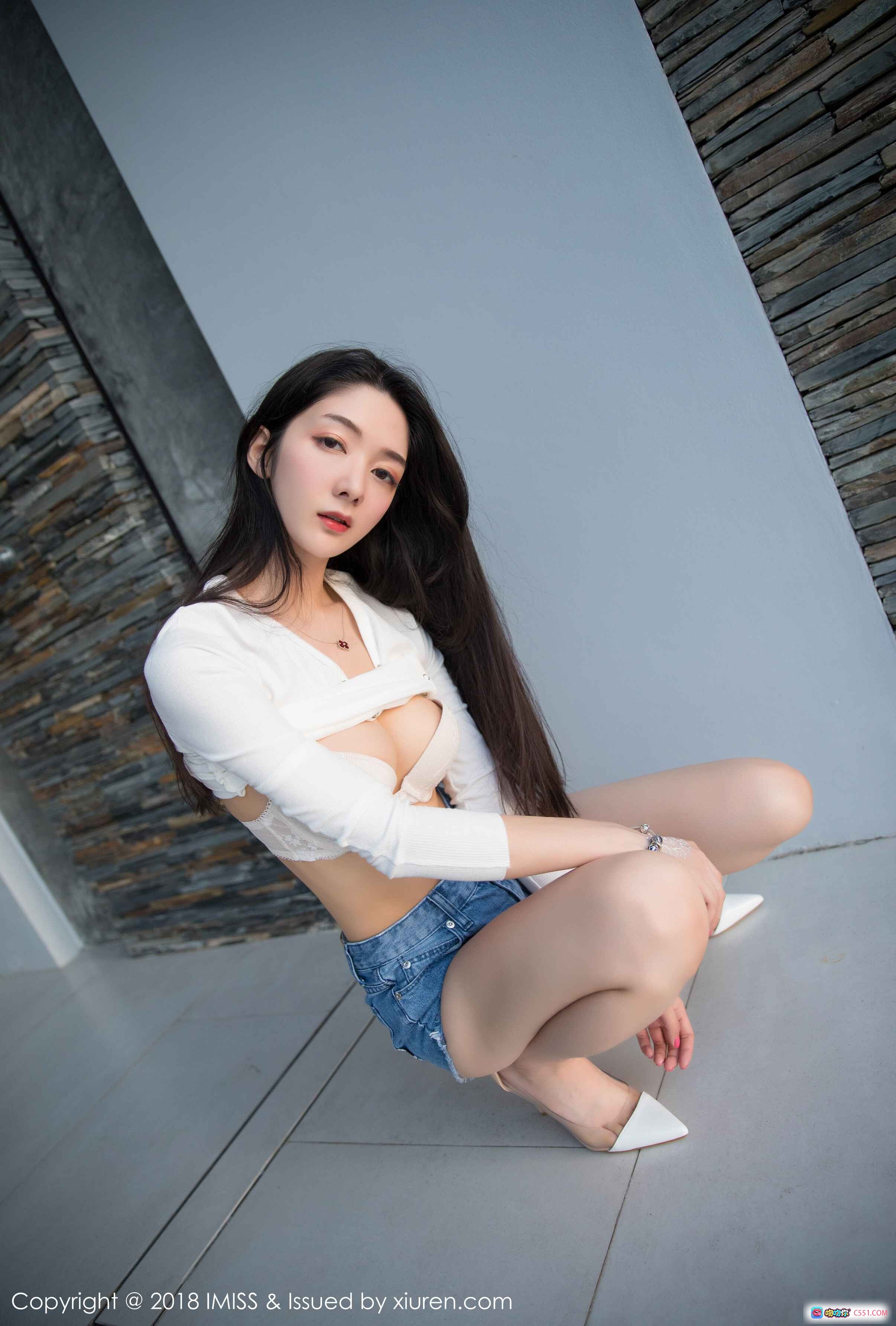 图片[1] - IMiss爱蜜社2018.05.22 VOL.241 小热巴 白色露脐上衣+牛仔短裤+白色尖头高跟 美腿写真 时尚性感室内拍摄 - 就要吻