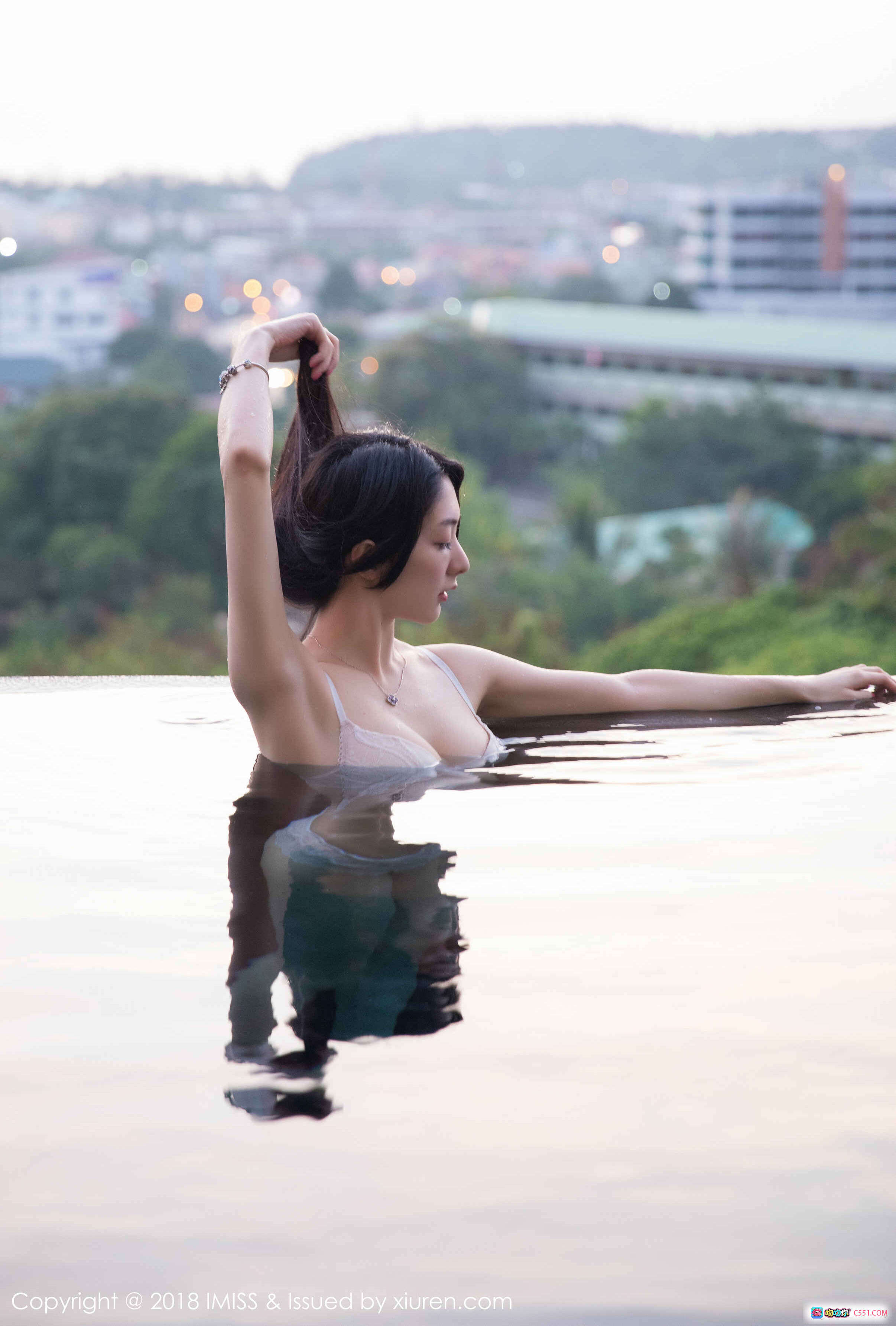 图片[10] - IMiss爱蜜社2018.05.22 VOL.241 小热巴 白色露脐上衣+牛仔短裤+白色尖头高跟 美腿写真 时尚性感室内拍摄 - 就要吻