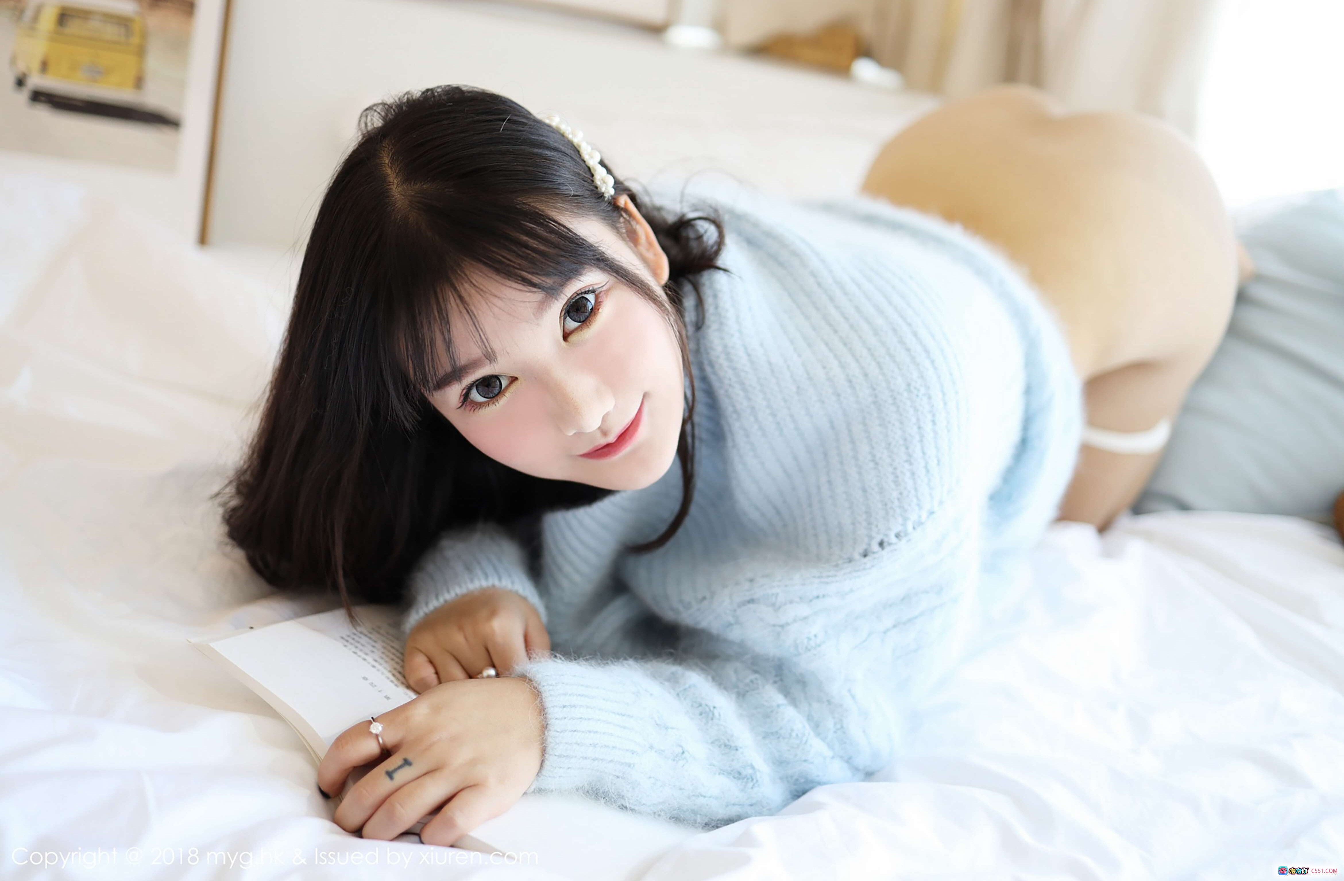 图片[1] - 小尤奈甜美写真 | 浅蓝毛衣少女床上趴姿 | MyGirl美媛馆Vol.338高清图集 - 就要吻