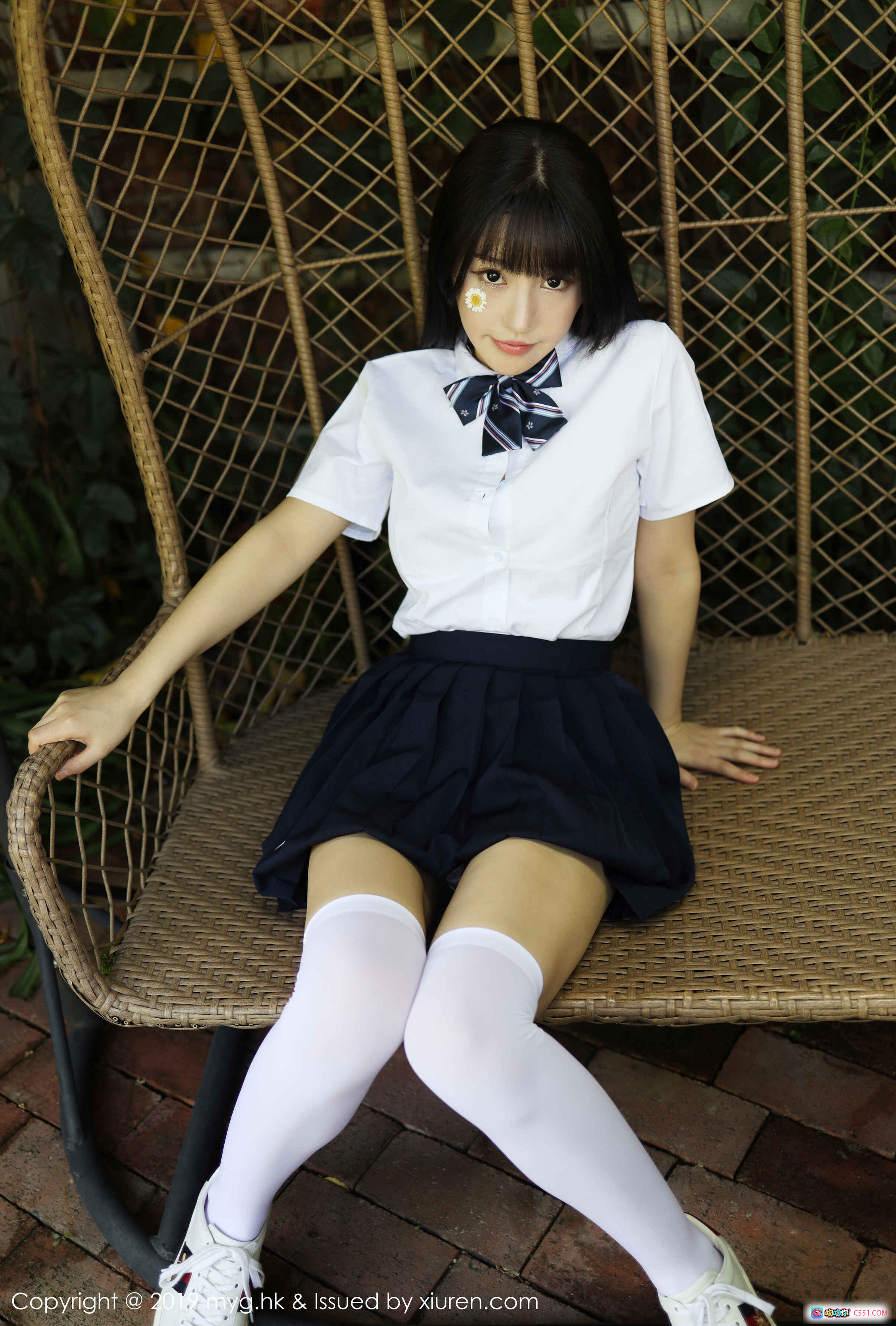 图片[9] - MyGirl美媛馆朱可儿2019校园风写真｜花丛少女白衬衫蓝裙长袜清新自然外拍摄影集 - 就要吻
