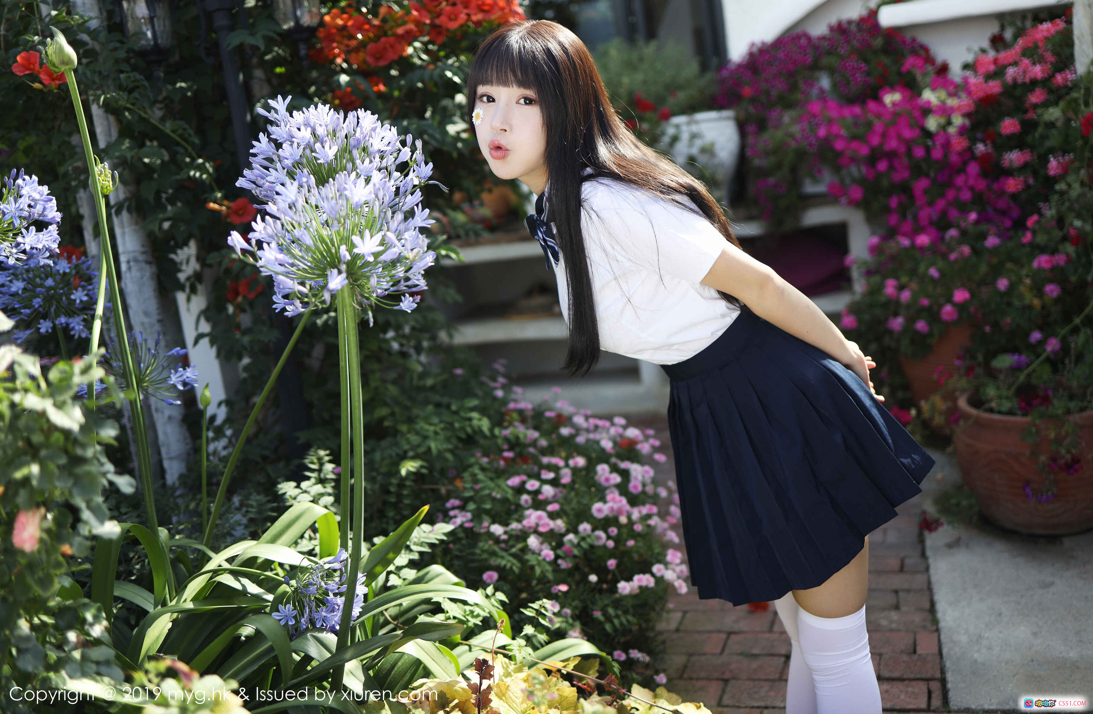 图片[7] - MyGirl美媛馆朱可儿2019校园风写真｜花丛少女白衬衫蓝裙长袜清新自然外拍摄影集 - 就要吻
